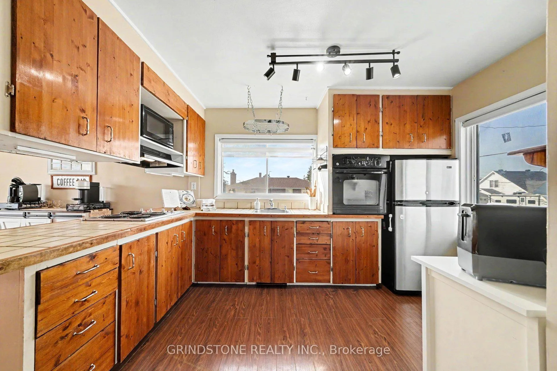 Photo 10 of 479 New Street, Renfrew — HOMEH