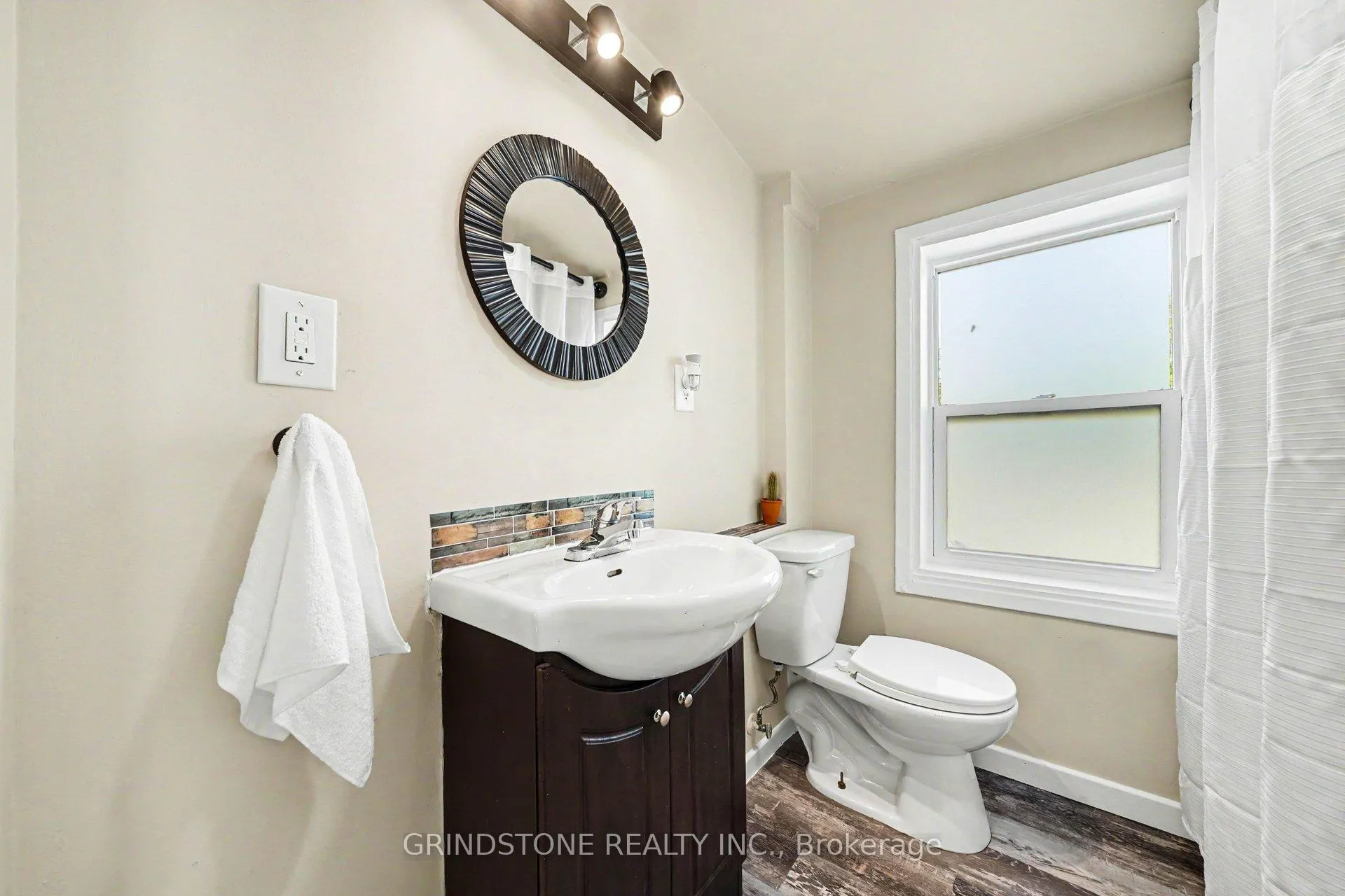 Photo 20 of 479 New Street, Renfrew — HOMEH