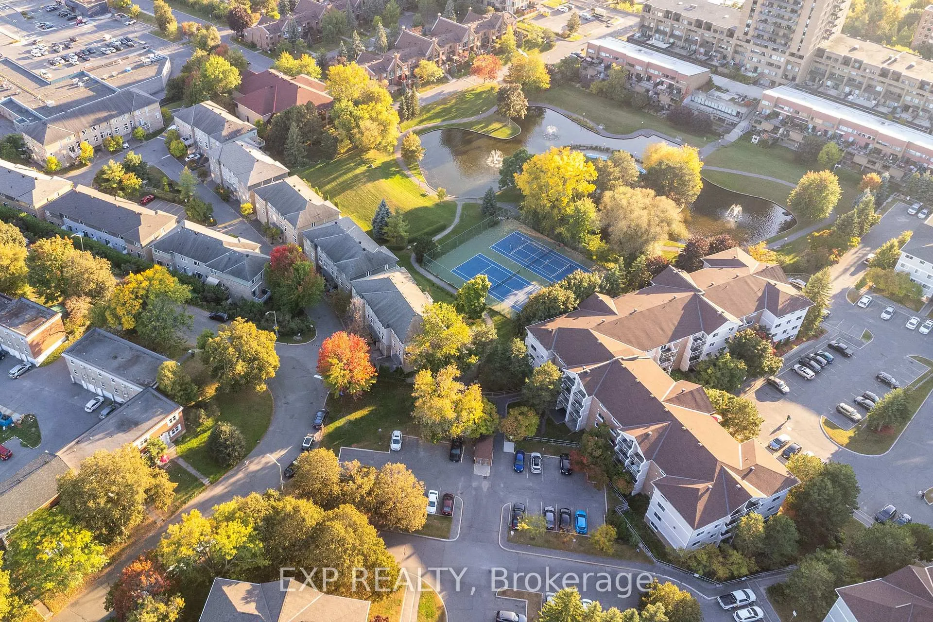 Photo 7 of 6 Pondside Private, Ottawa, Viscount Alexander Park — HOMEH