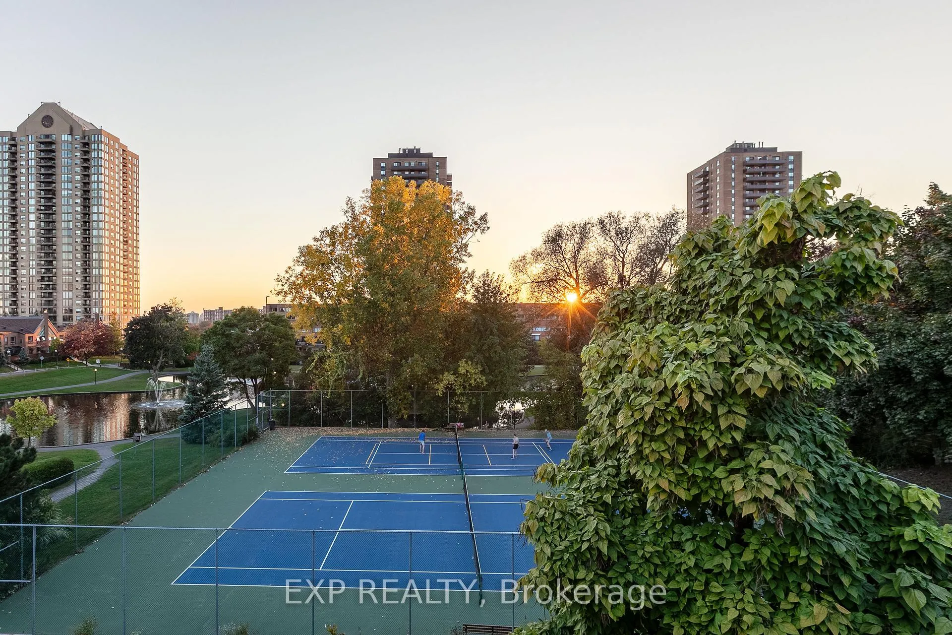 Photo 29 of 6 Pondside Private, Ottawa, Viscount Alexander Park — HOMEH