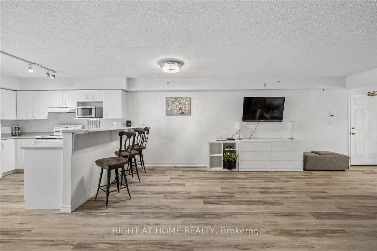 Photo 5 of Unit Unit # 312, 1451 Walker's Line, Burlington, Tansley — HOMEH