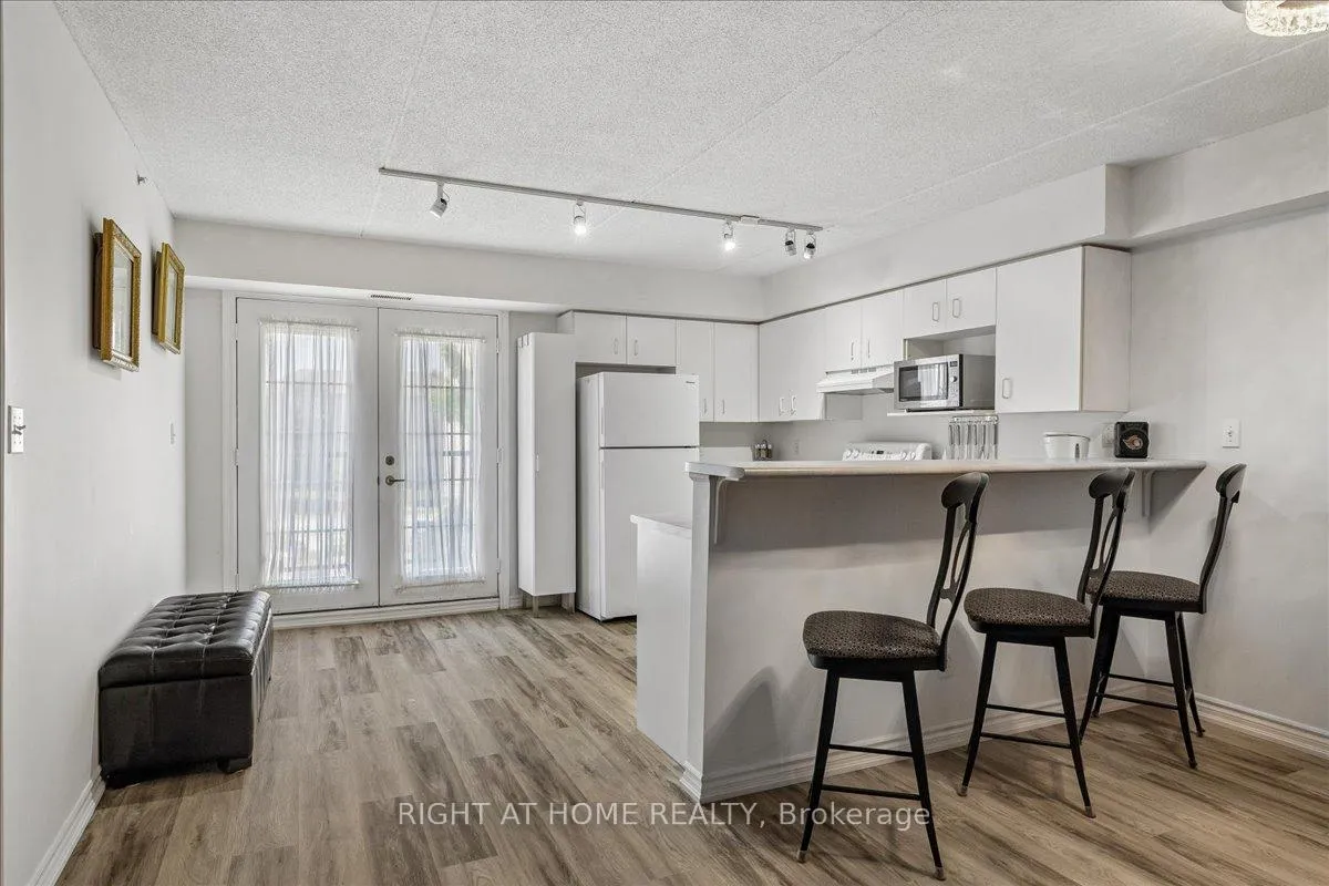 Photo 14 of Unit Unit # 312, 1451 Walker's Line, Burlington, Tansley — HOMEH