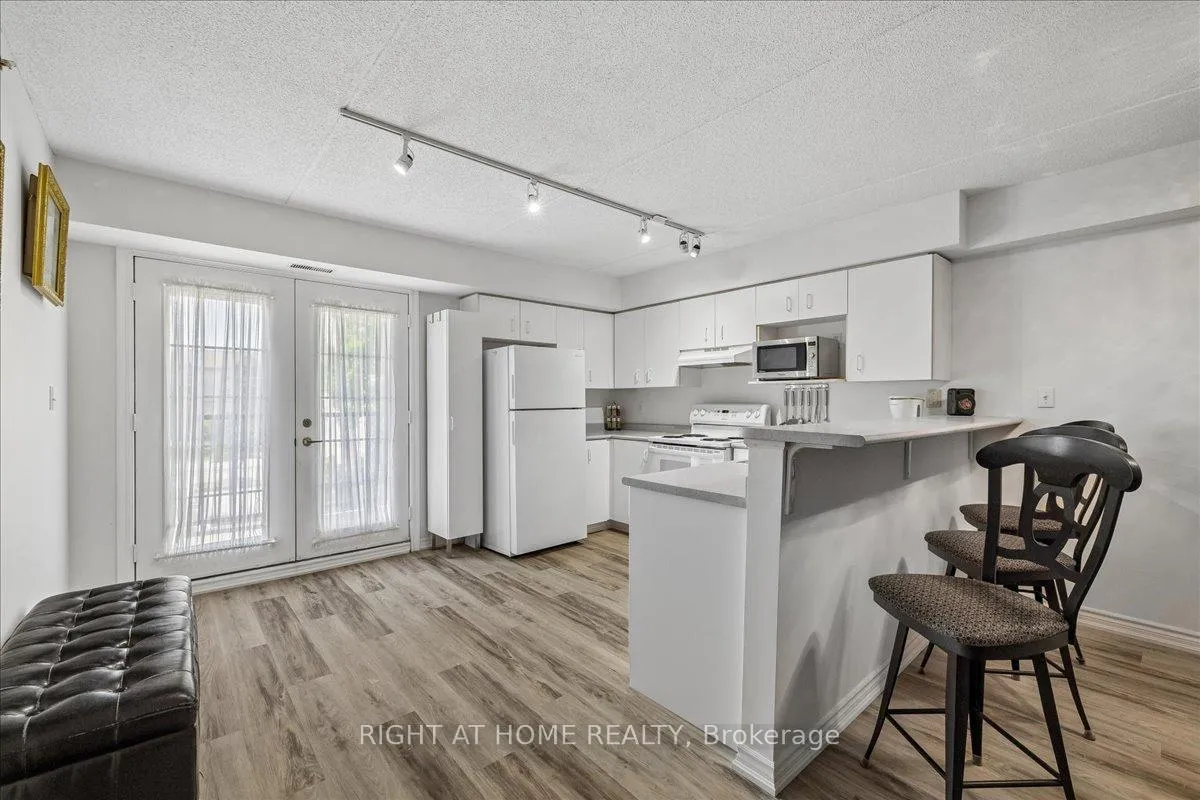 Photo 15 of Unit Unit # 312, 1451 Walker's Line, Burlington, Tansley — HOMEH
