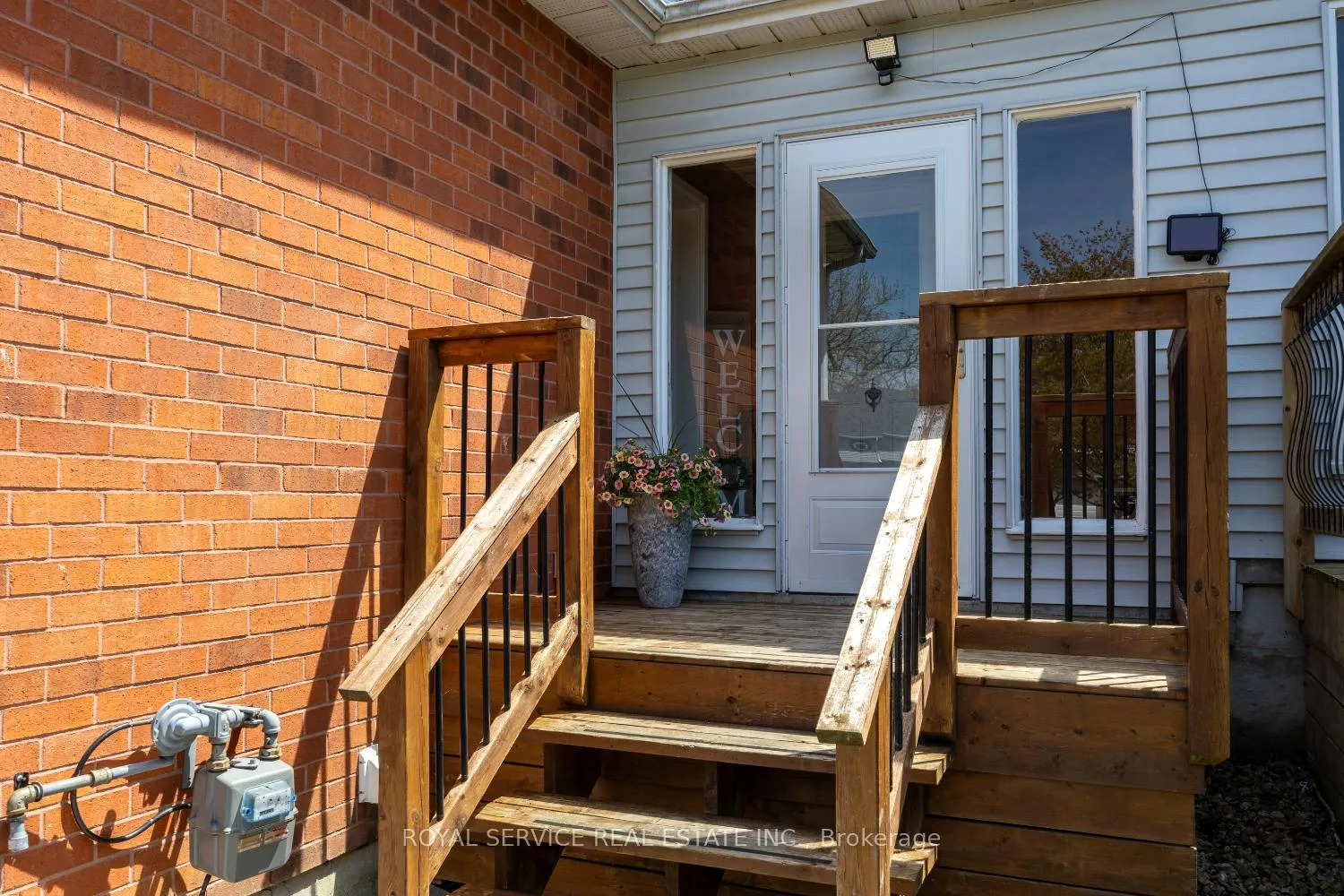 Photo 3 of 54 Galbraith Court, Clarington, Bowmanville — HOMEH