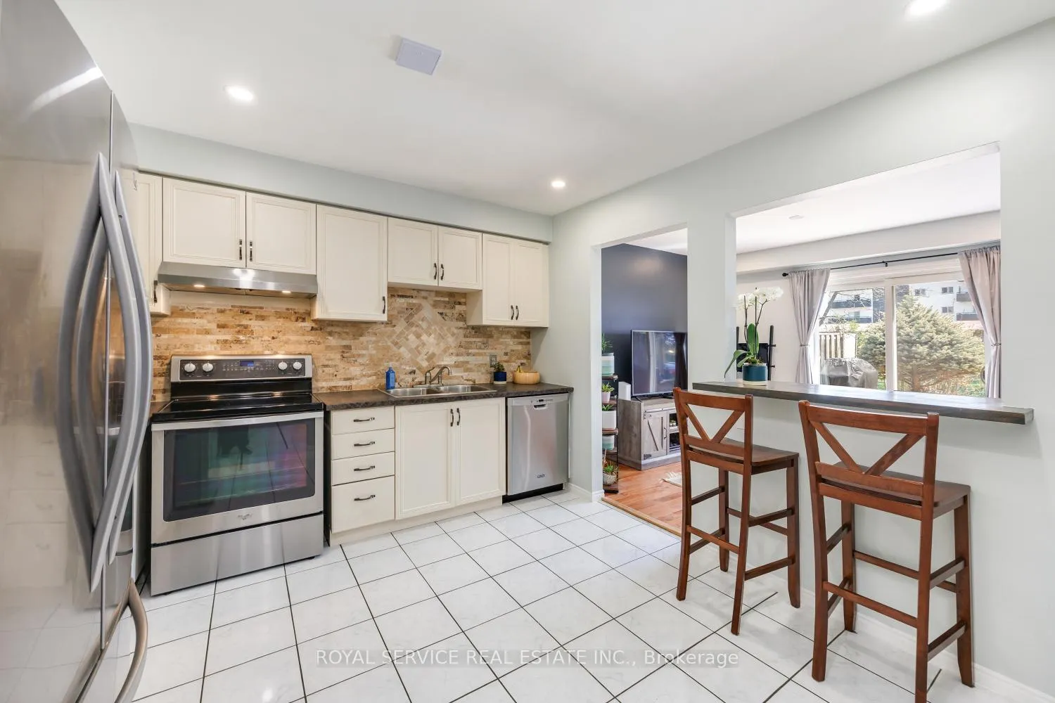 Photo 5 of 54 Galbraith Court, Clarington, Bowmanville — HOMEH