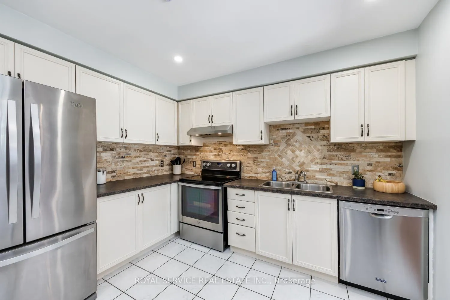 Photo 6 of 54 Galbraith Court, Clarington, Bowmanville — HOMEH