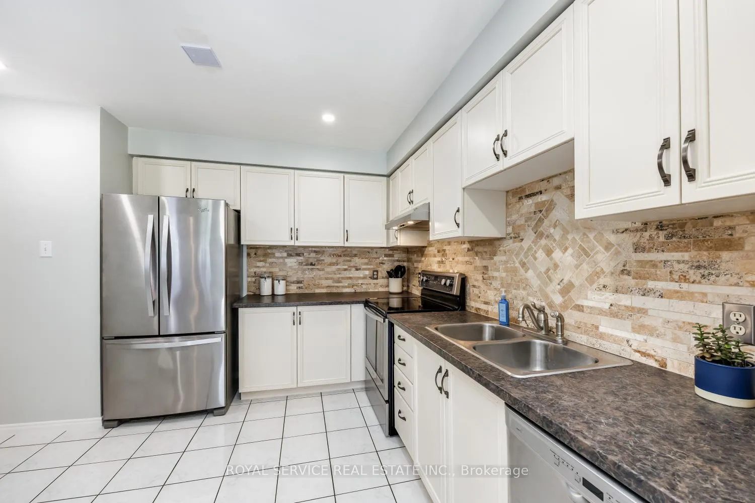 Photo 7 of 54 Galbraith Court, Clarington, Bowmanville — HOMEH