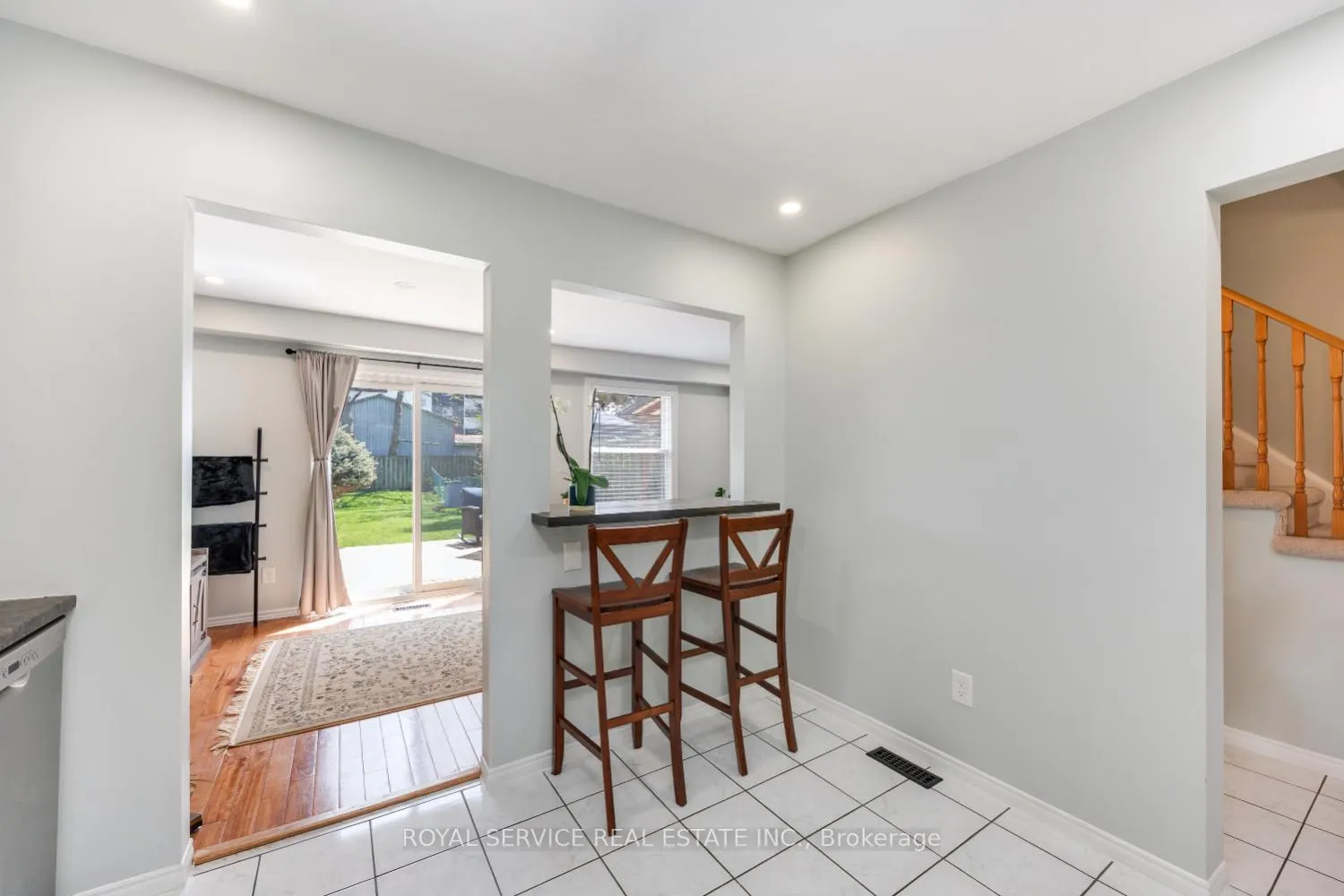 Photo 8 of 54 Galbraith Court, Clarington, Bowmanville — HOMEH