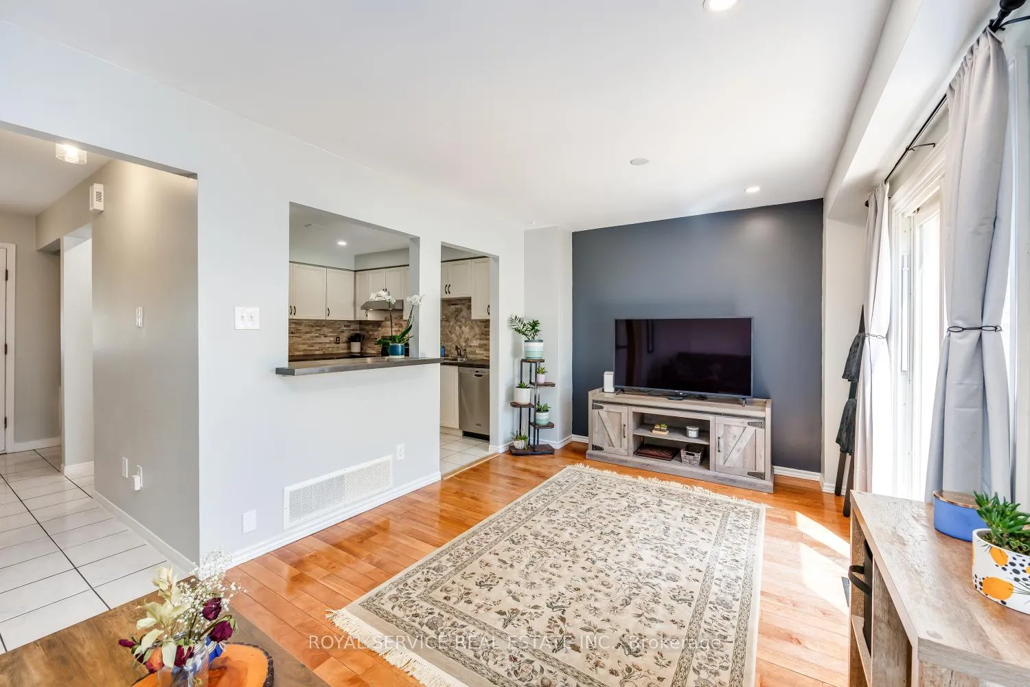 Photo 11 of 54 Galbraith Court, Clarington, Bowmanville — HOMEH
