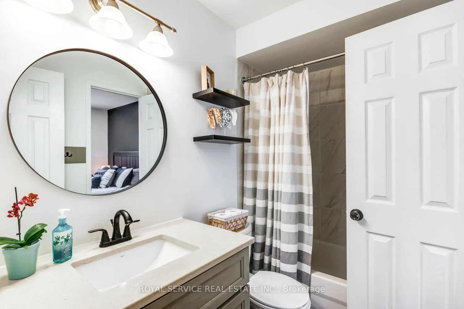 Photo 17 of 54 Galbraith Court, Clarington, Bowmanville — HOMEH
