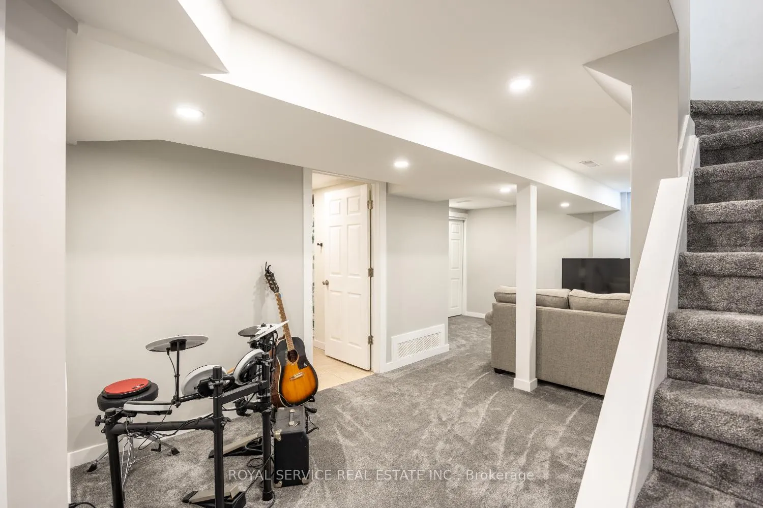 Photo 26 of 54 Galbraith Court, Clarington, Bowmanville — HOMEH