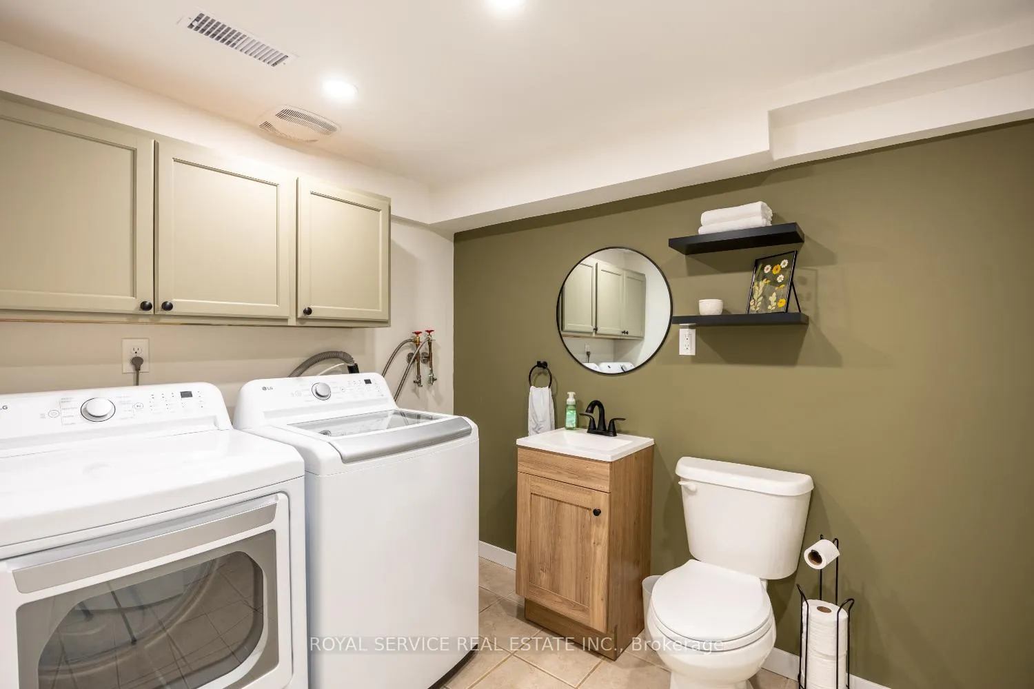 Photo 32 of 54 Galbraith Court, Clarington, Bowmanville — HOMEH