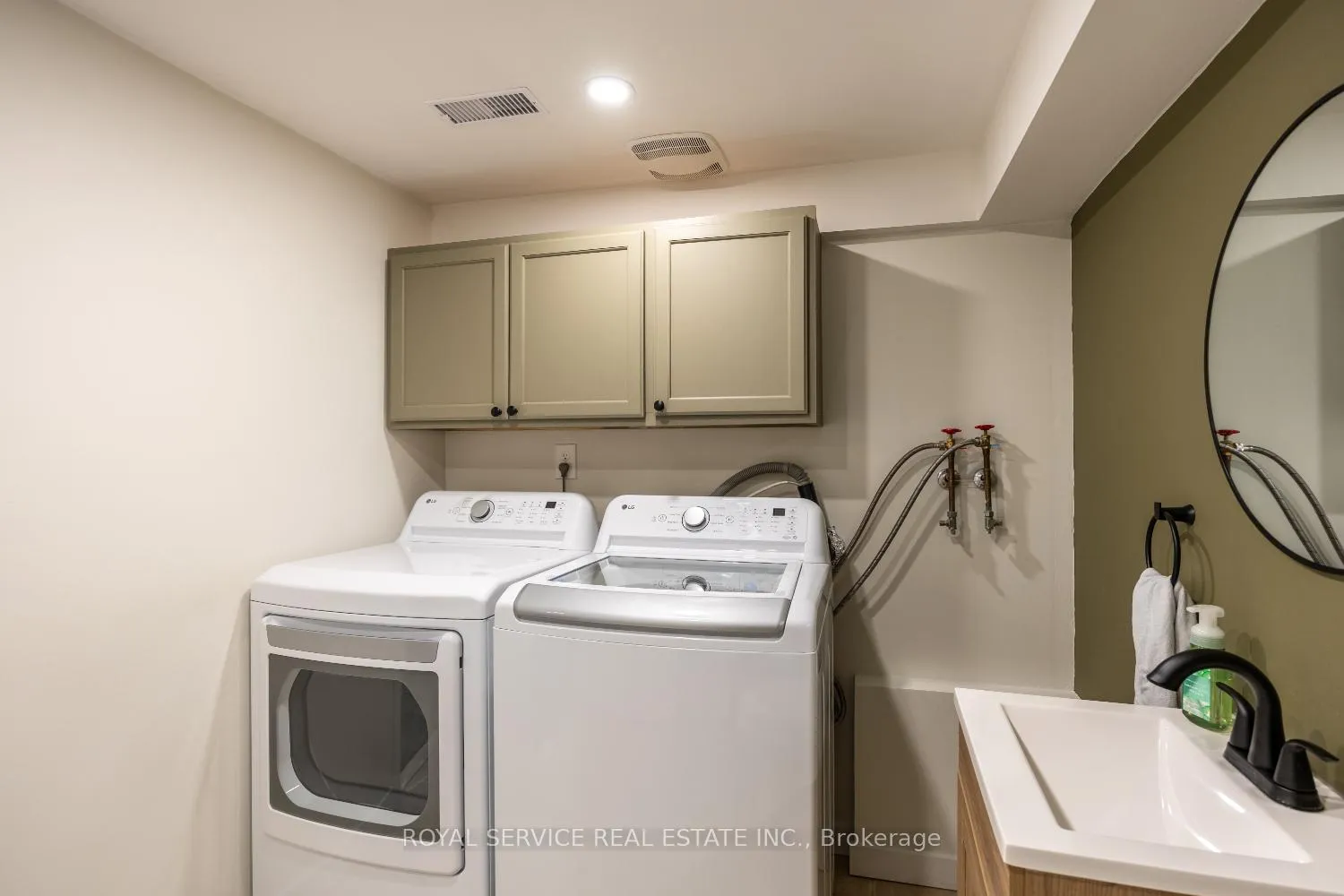 Photo 34 of 54 Galbraith Court, Clarington, Bowmanville — HOMEH