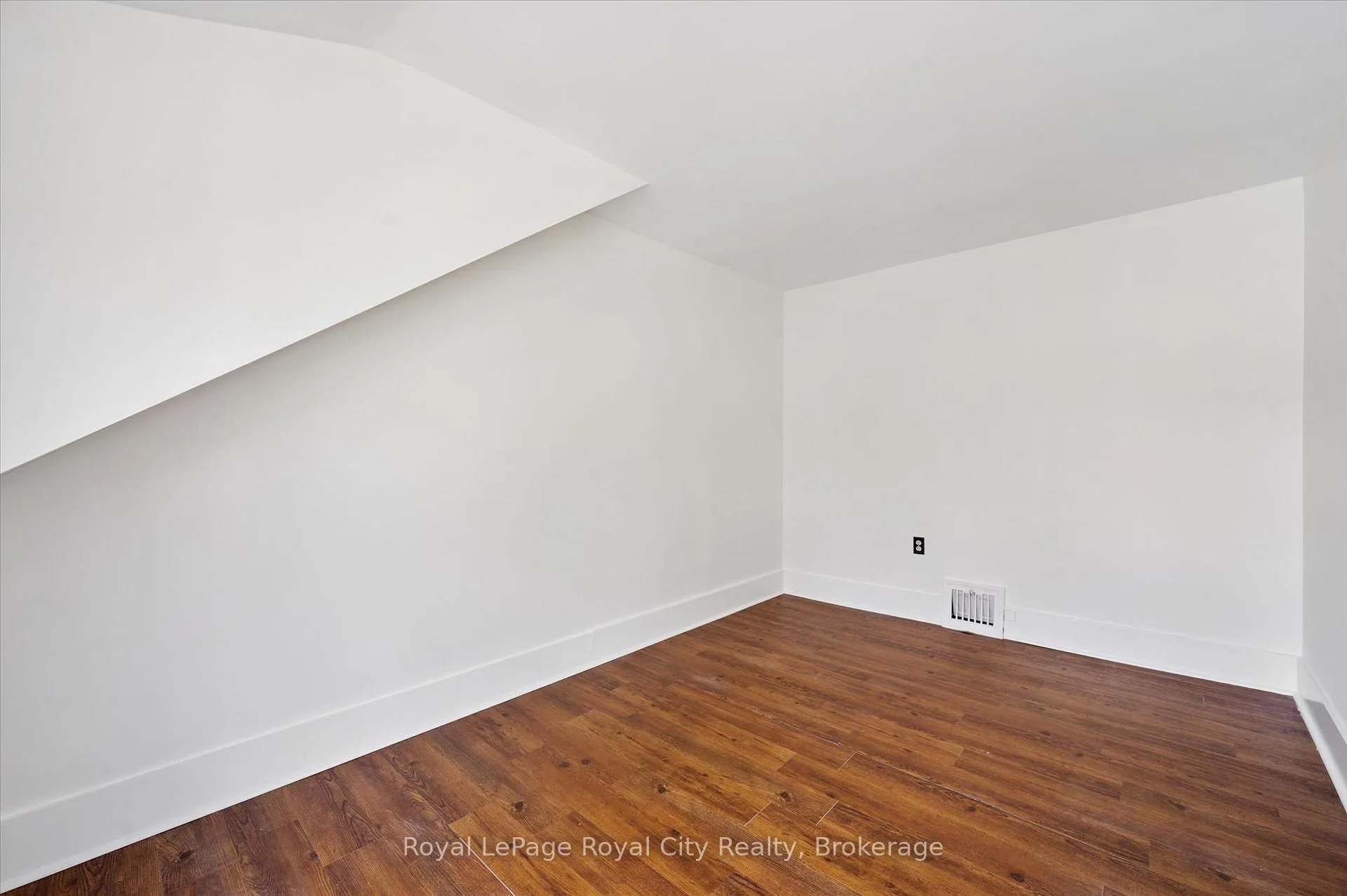 Photo 15 of 199 Neeve Street, Guelph, St. Patrick's Ward — HOMEH