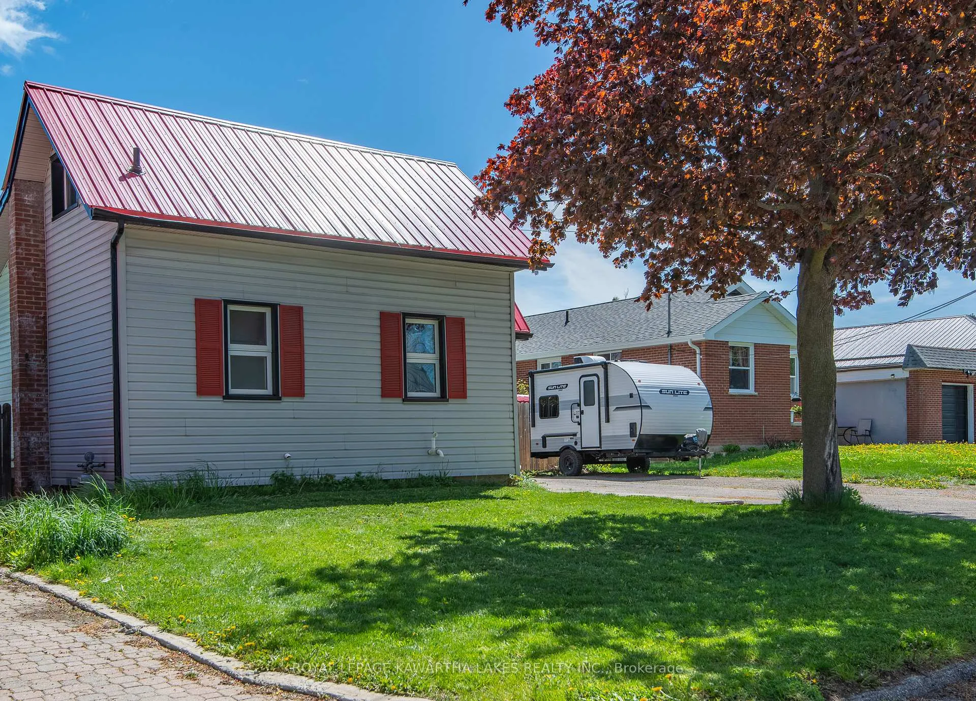 Photo 2 of 8 Wolfe Street, Kawartha Lakes, Lindsay — HOMEH