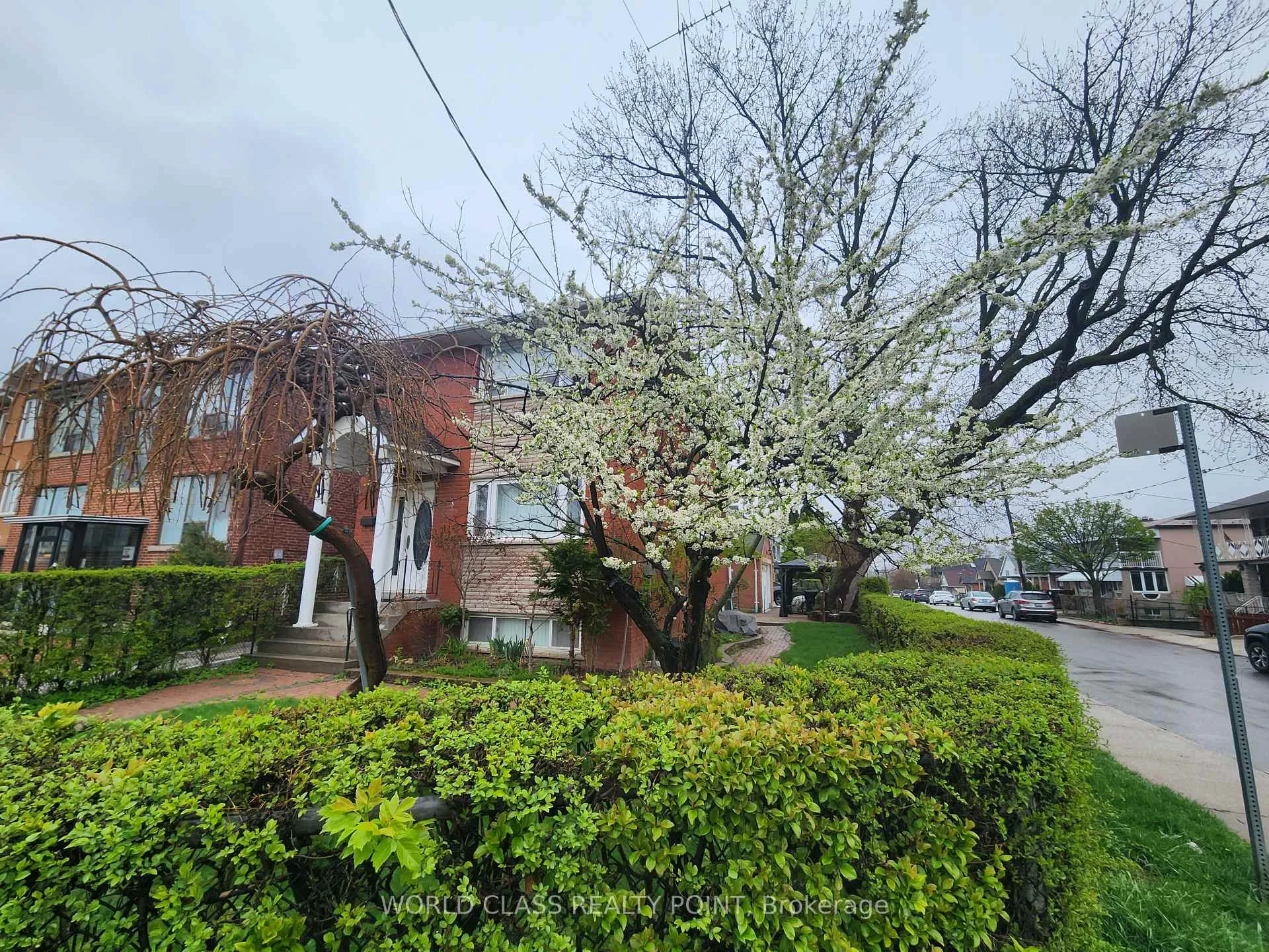 Photo 3 of 7 Cliff Street, Toronto, Rockcliffe-Smythe — HOMEH
