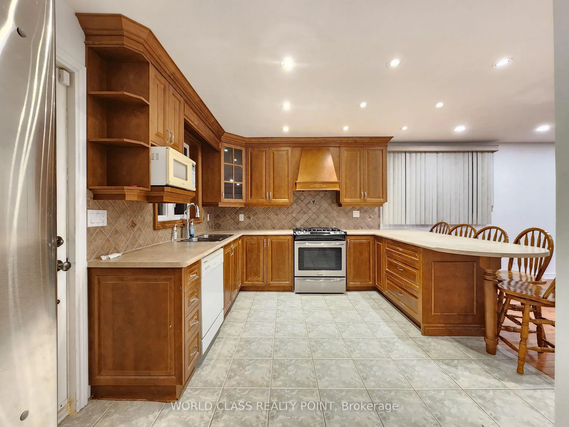 Photo 8 of 7 Cliff Street, Toronto, Rockcliffe-Smythe — HOMEH