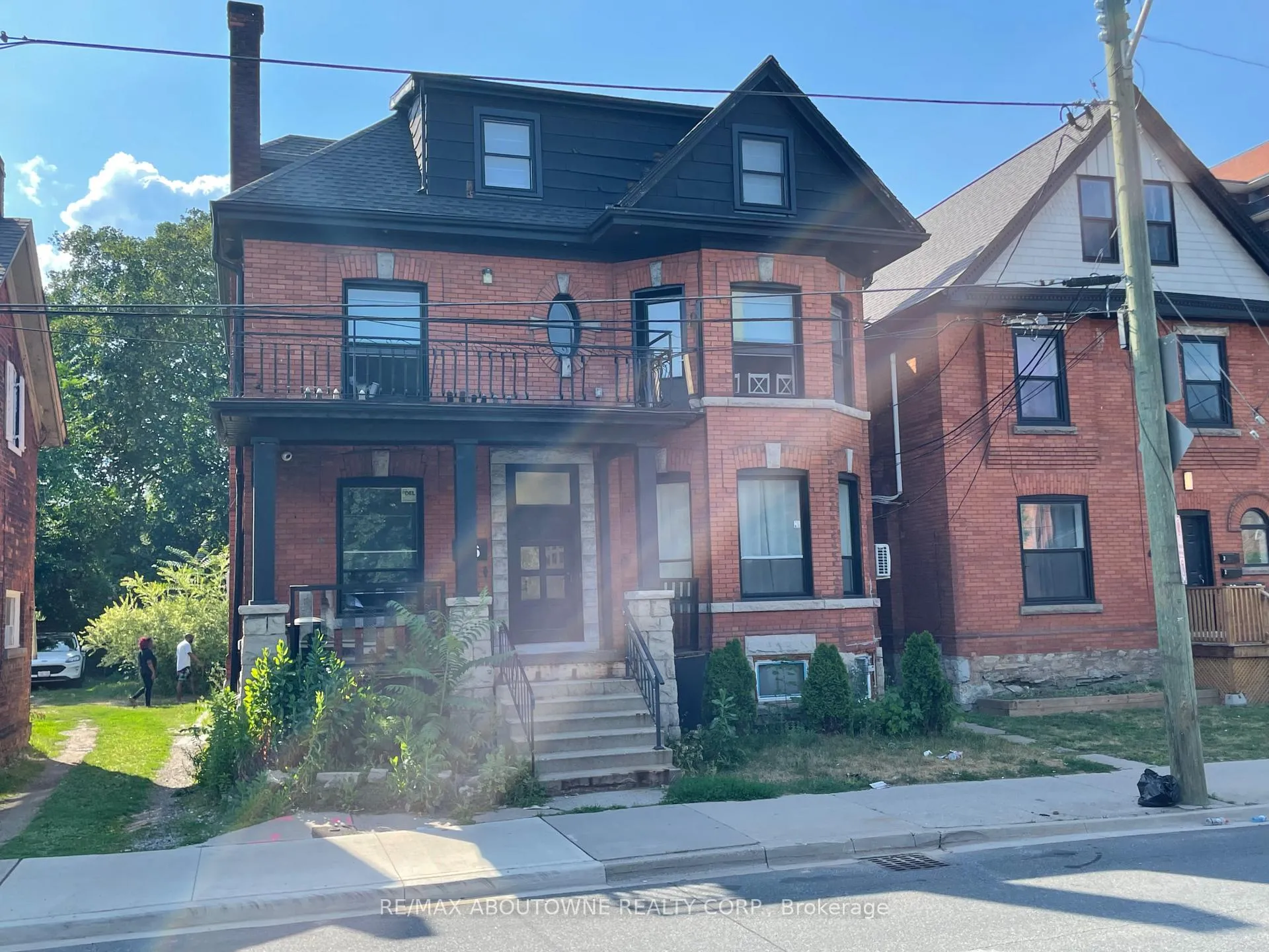 Front of Unit 100, 66 Wellington Street S