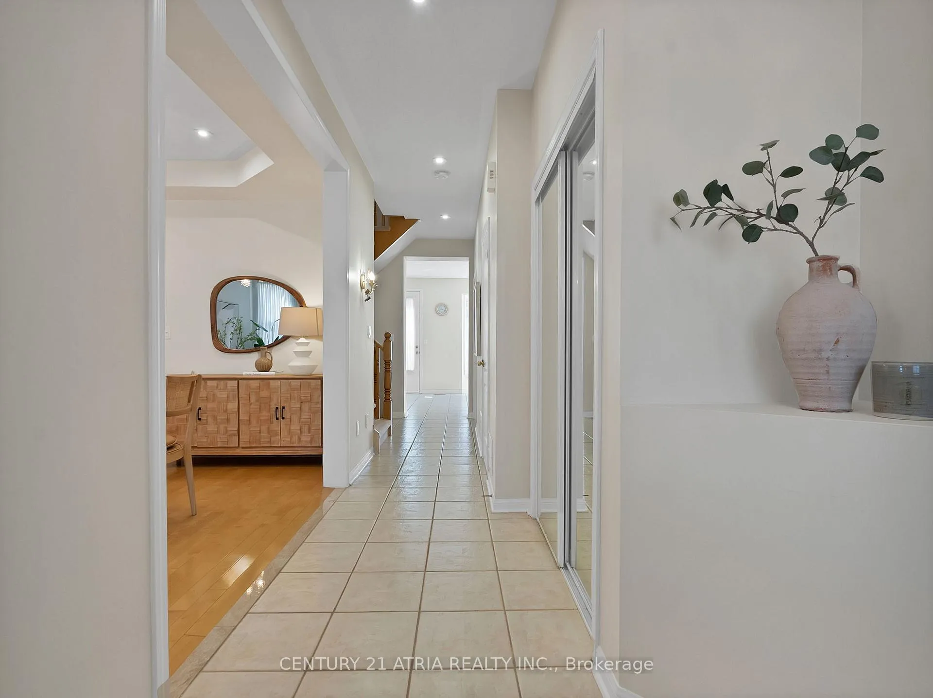 Photo 3 of 39 Saxony Drive, Markham, Berczy — HOMEH