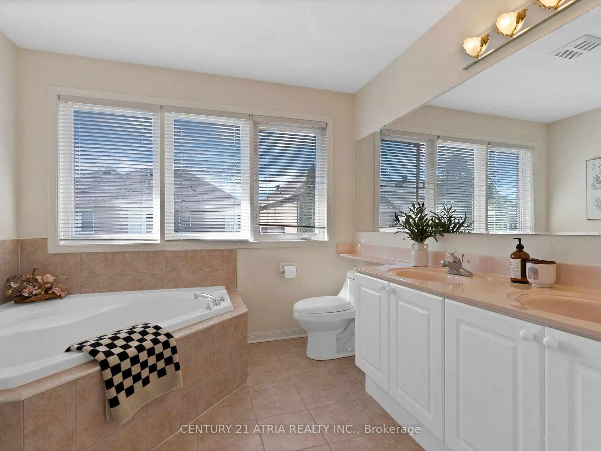 Photo 16 of 39 Saxony Drive, Markham, Berczy — HOMEH