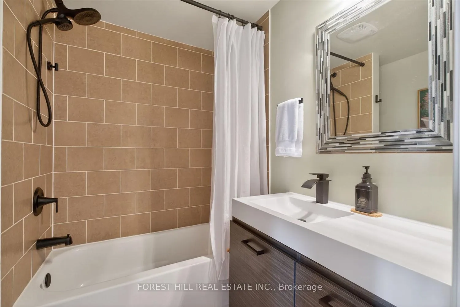Photo 14 of Unit 3, 9 Sherman Avenue, Hamilton, Stipley — HOMEH