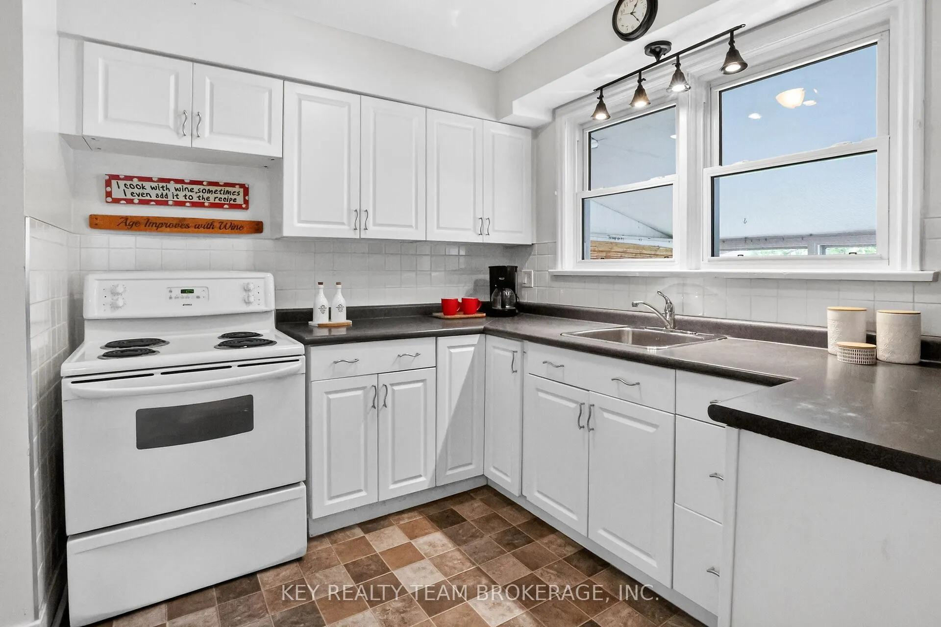 Photo 16 of 188 Price Avenue, Welland, Prince Charles — HOMEH