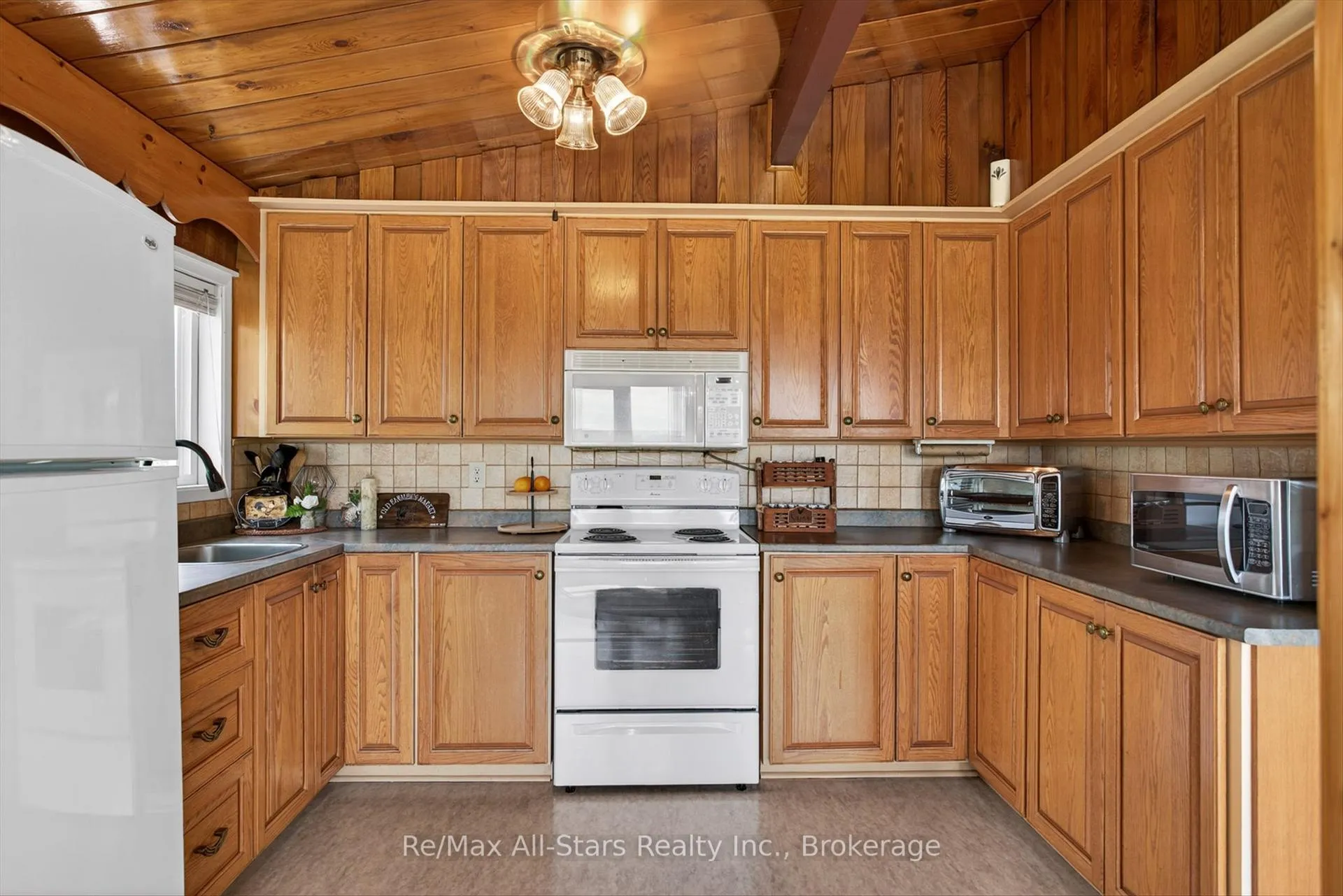Photo 8 of 132 Fenelon Drive, Kawartha Lakes, Fenelon — HOMEH