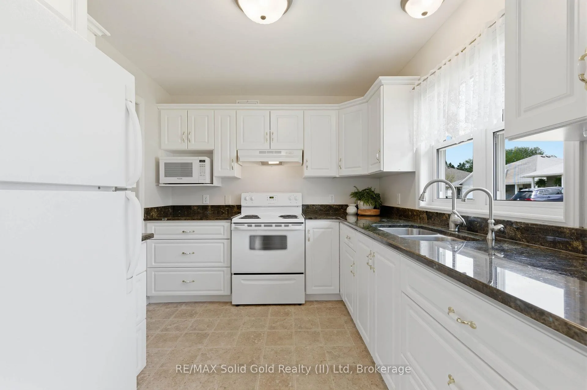 Photo 11 of 15 Pond View Drive, Wellesley — HOMEH