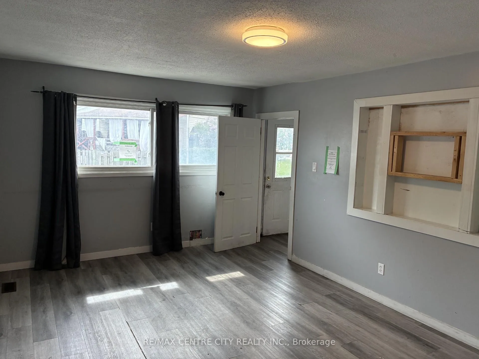 Photo 3 of 1900 Culver Drive, London, East H — HOMEH