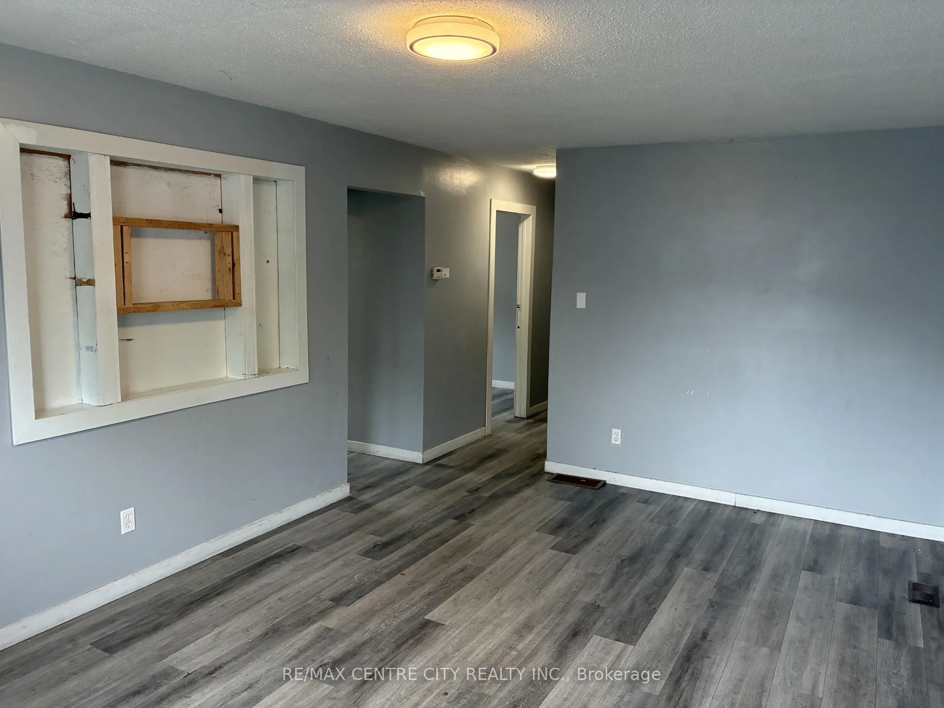 Photo 4 of 1900 Culver Drive, London, East H — HOMEH