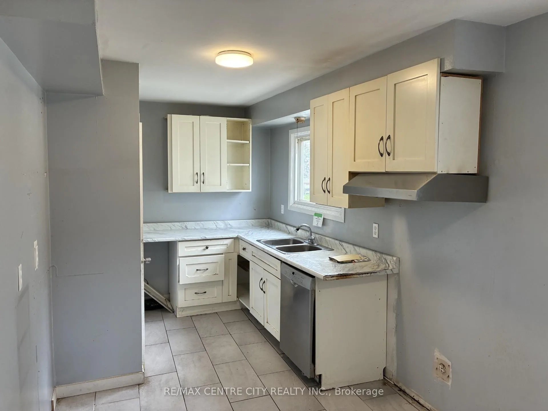 Photo 5 of 1900 Culver Drive, London, East H — HOMEH
