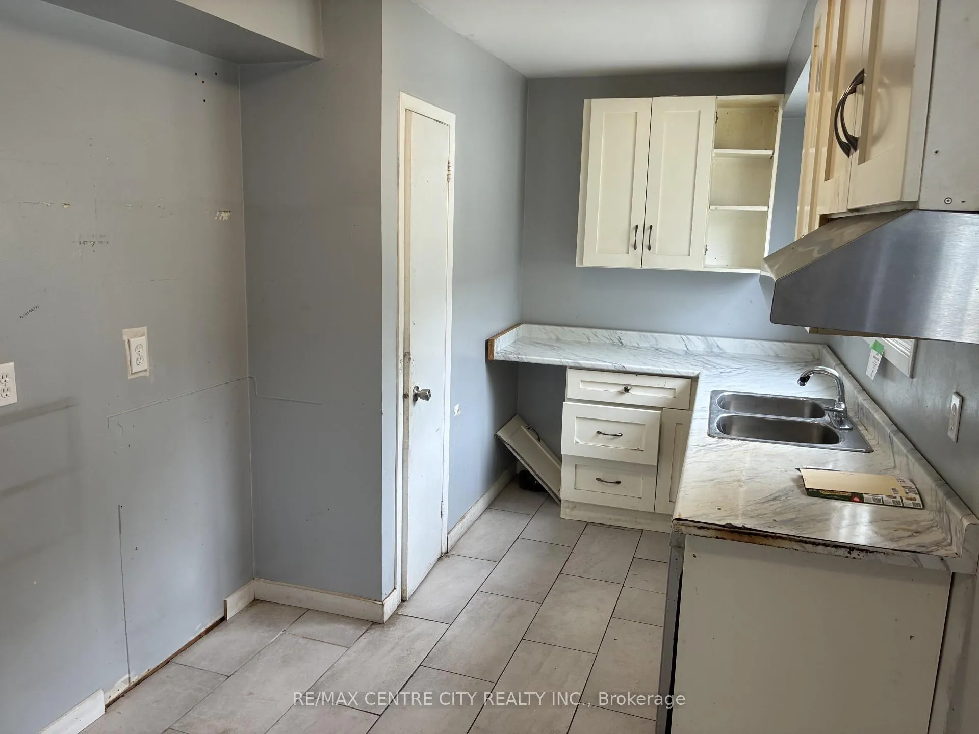 Photo 6 of 1900 Culver Drive, London, East H — HOMEH