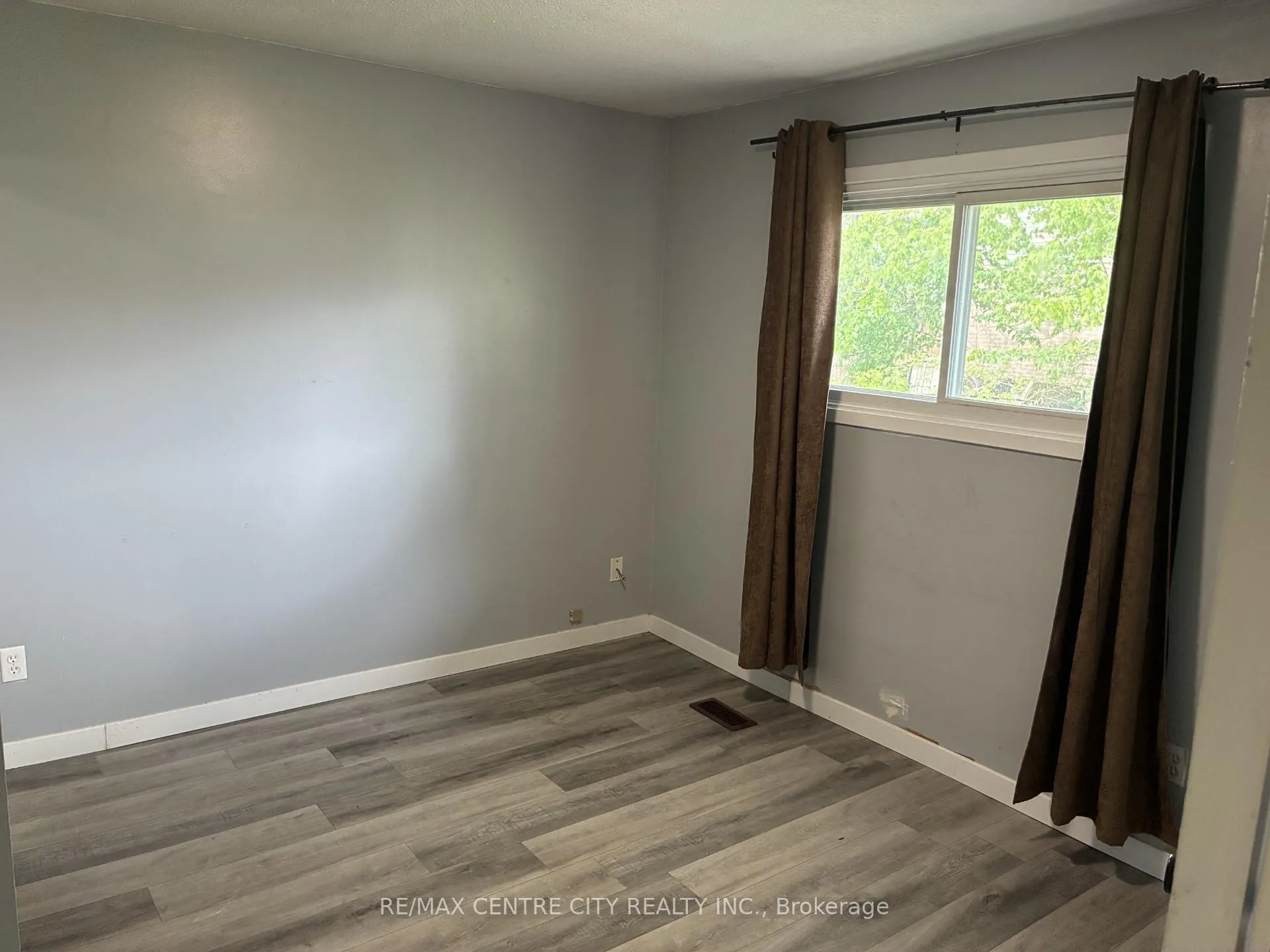 Photo 9 of 1900 Culver Drive, London, East H — HOMEH