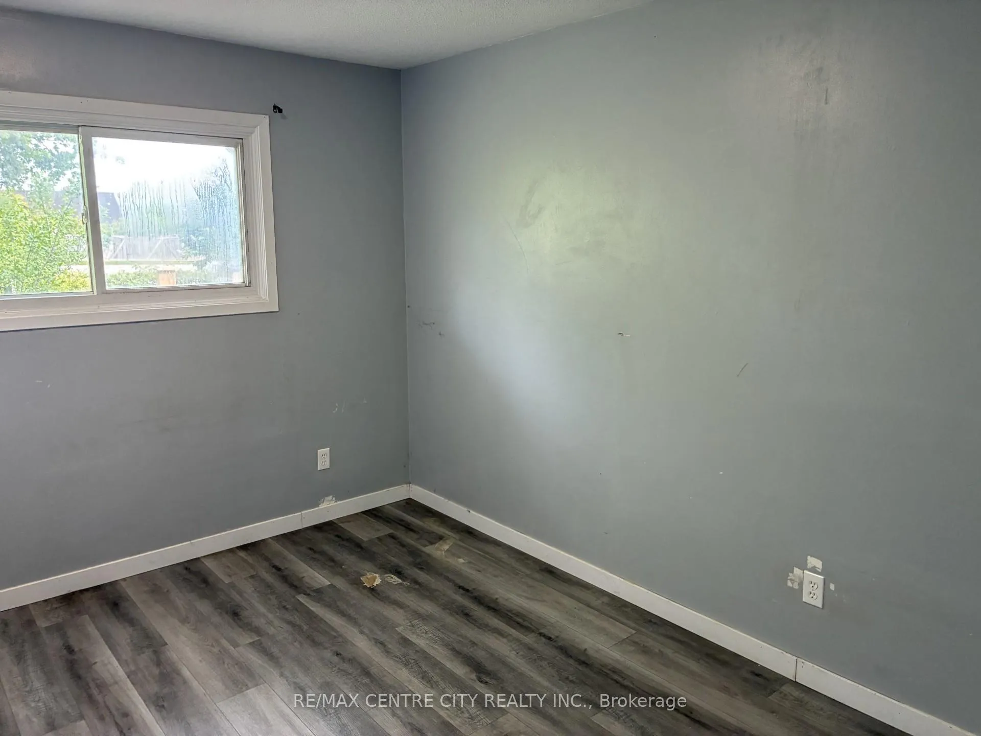 Photo 10 of 1900 Culver Drive, London, East H — HOMEH