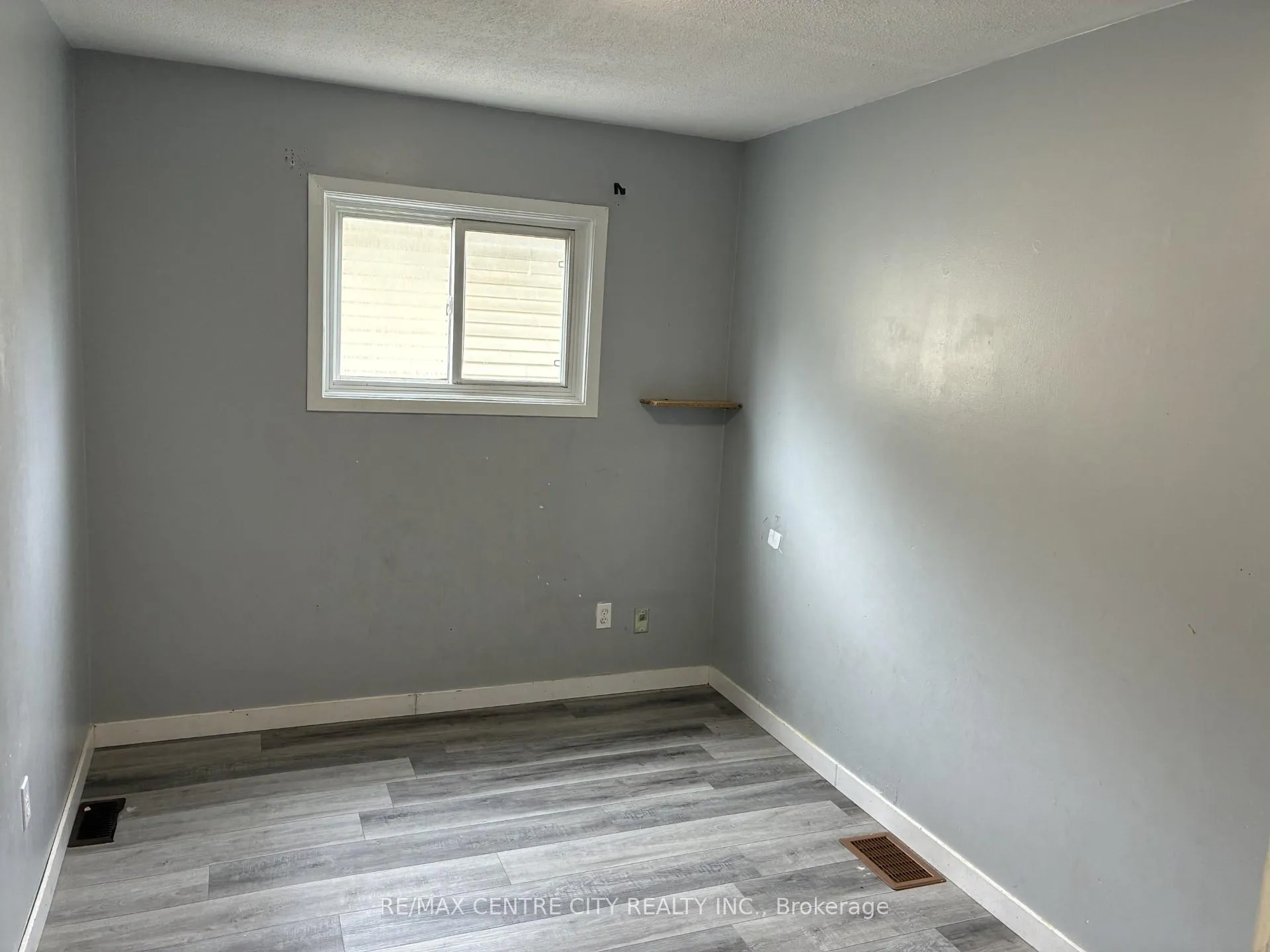 Photo 11 of 1900 Culver Drive, London, East H — HOMEH