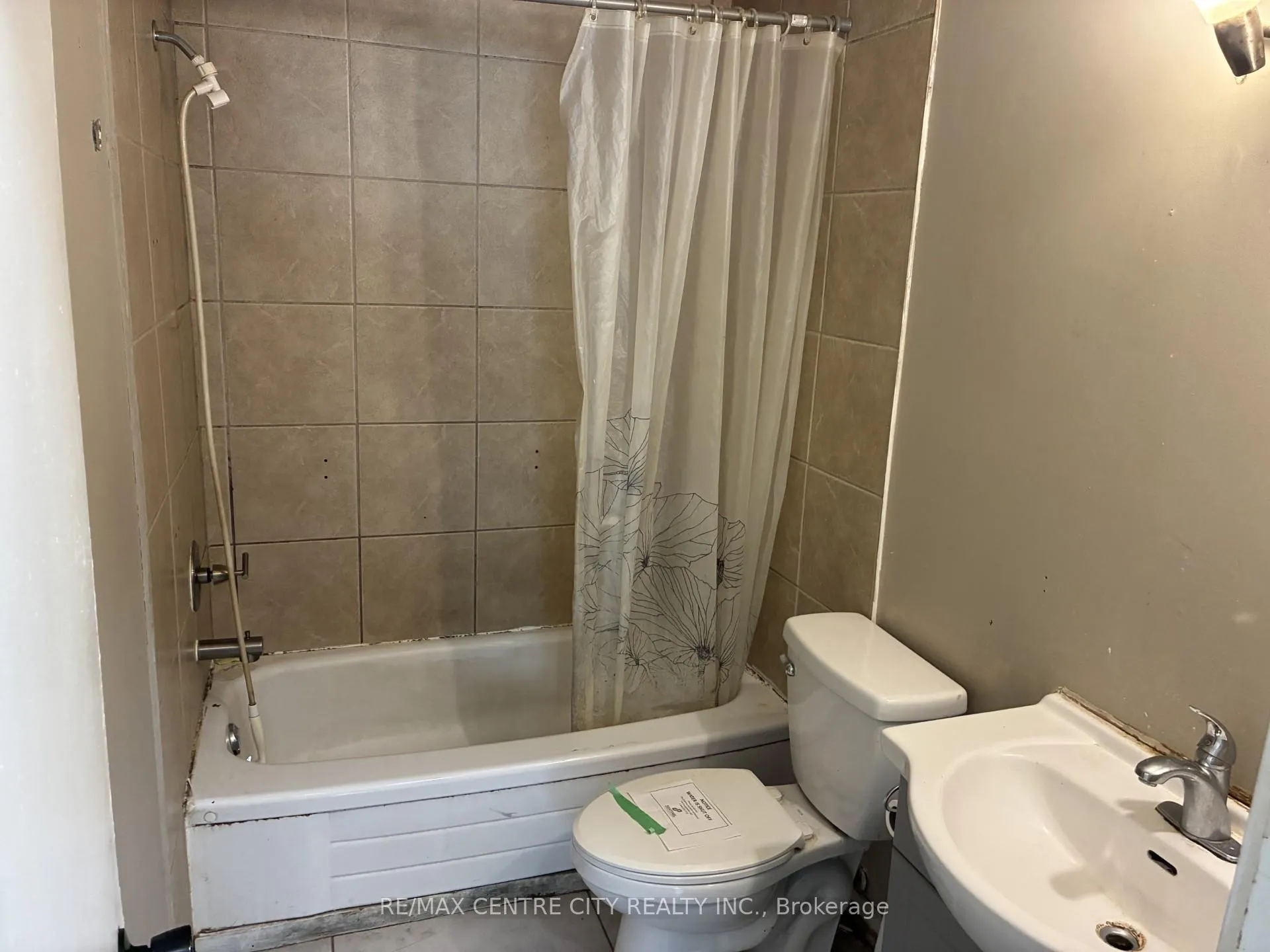 Photo 12 of 1900 Culver Drive, London, East H — HOMEH