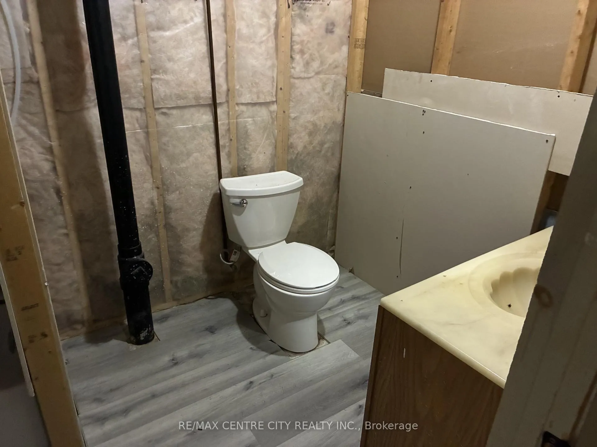 Photo 15 of 1900 Culver Drive, London, East H — HOMEH
