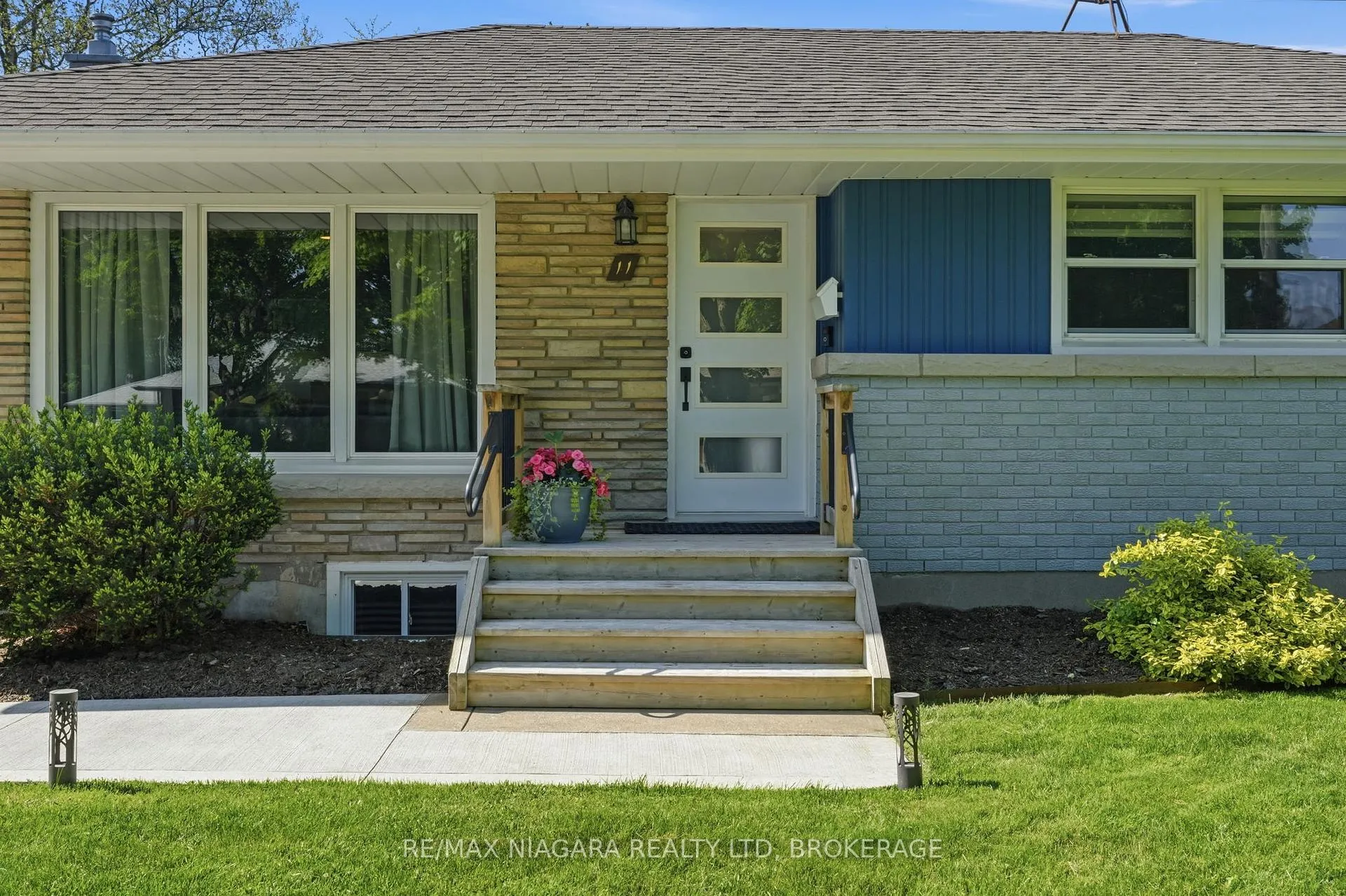 Photo 2 of 11 Brucedale Avenue, St. Catharines, Bunting/Linwell — HOMEH
