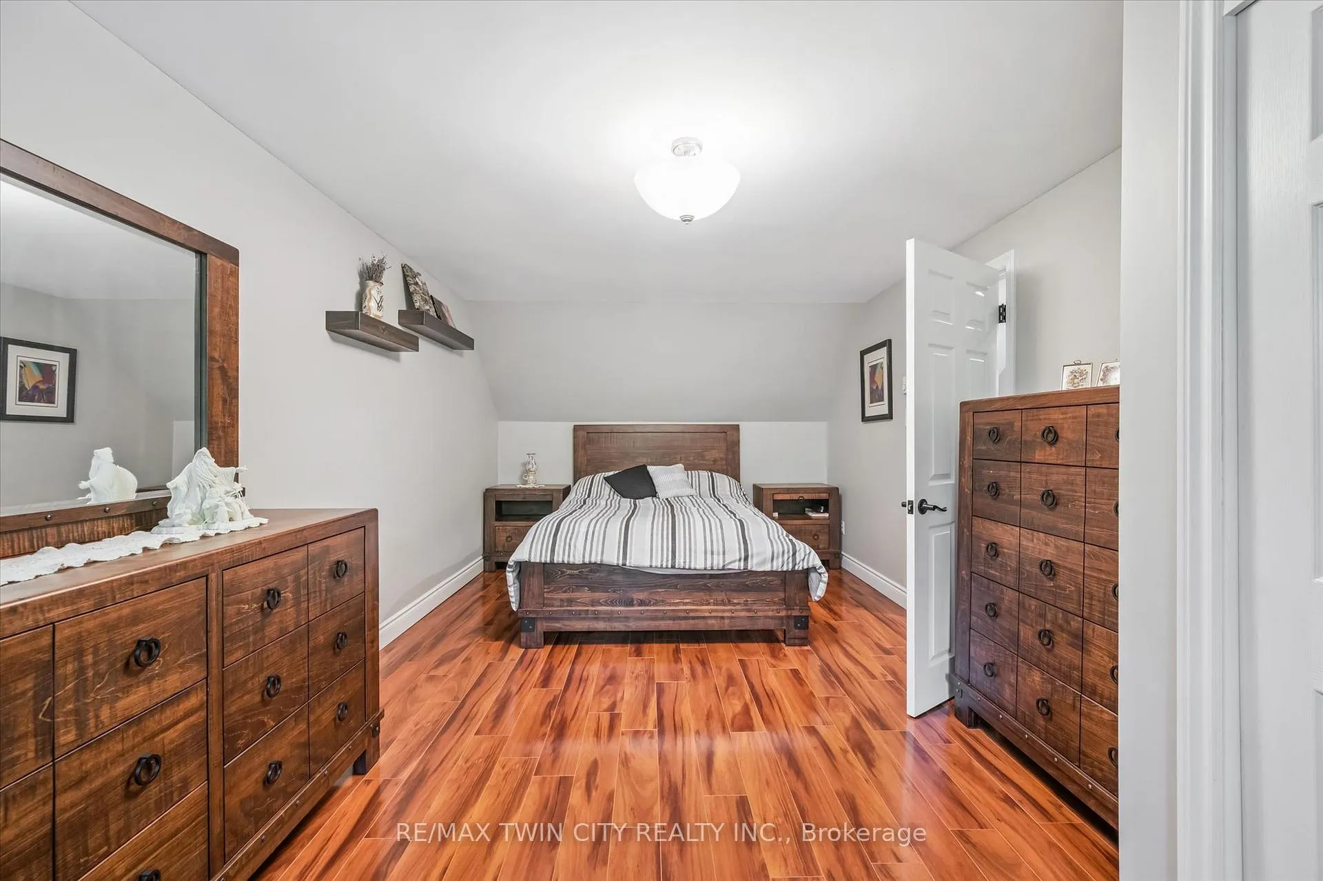 Photo 12 of 70 Peachtree Crescent, Cambridge — HOMEH
