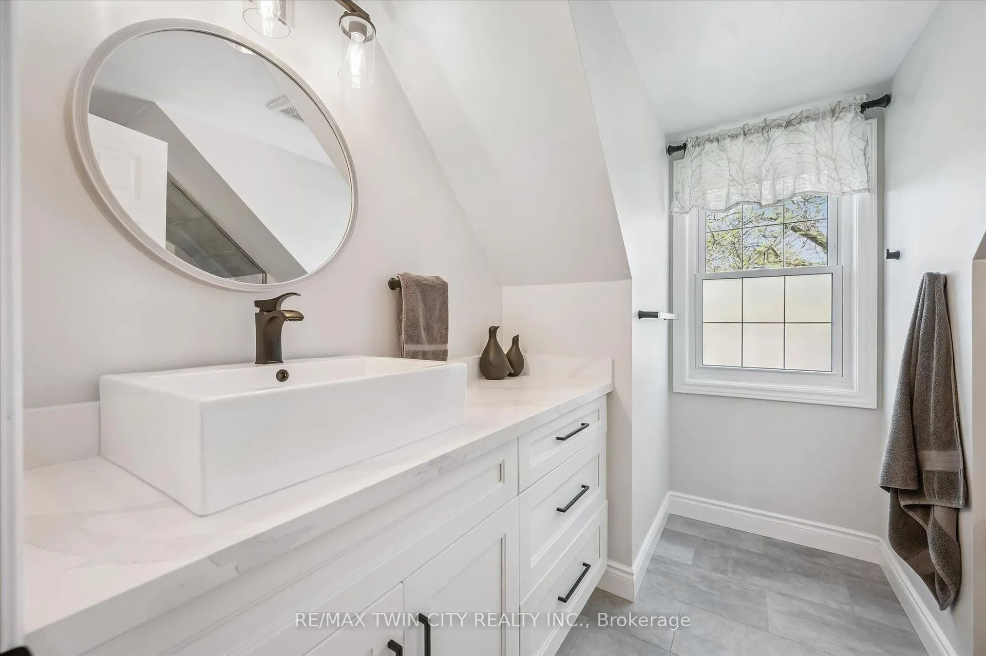 Photo 17 of 70 Peachtree Crescent, Cambridge — HOMEH