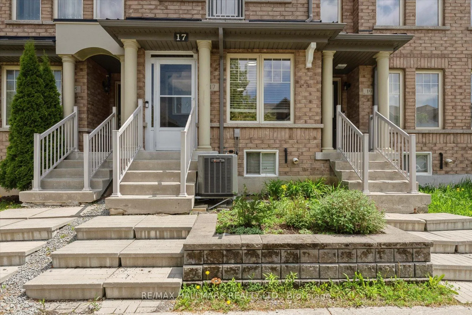 Photo 2 of 17 Valliere Drive, Markham, Berczy — HOMEH