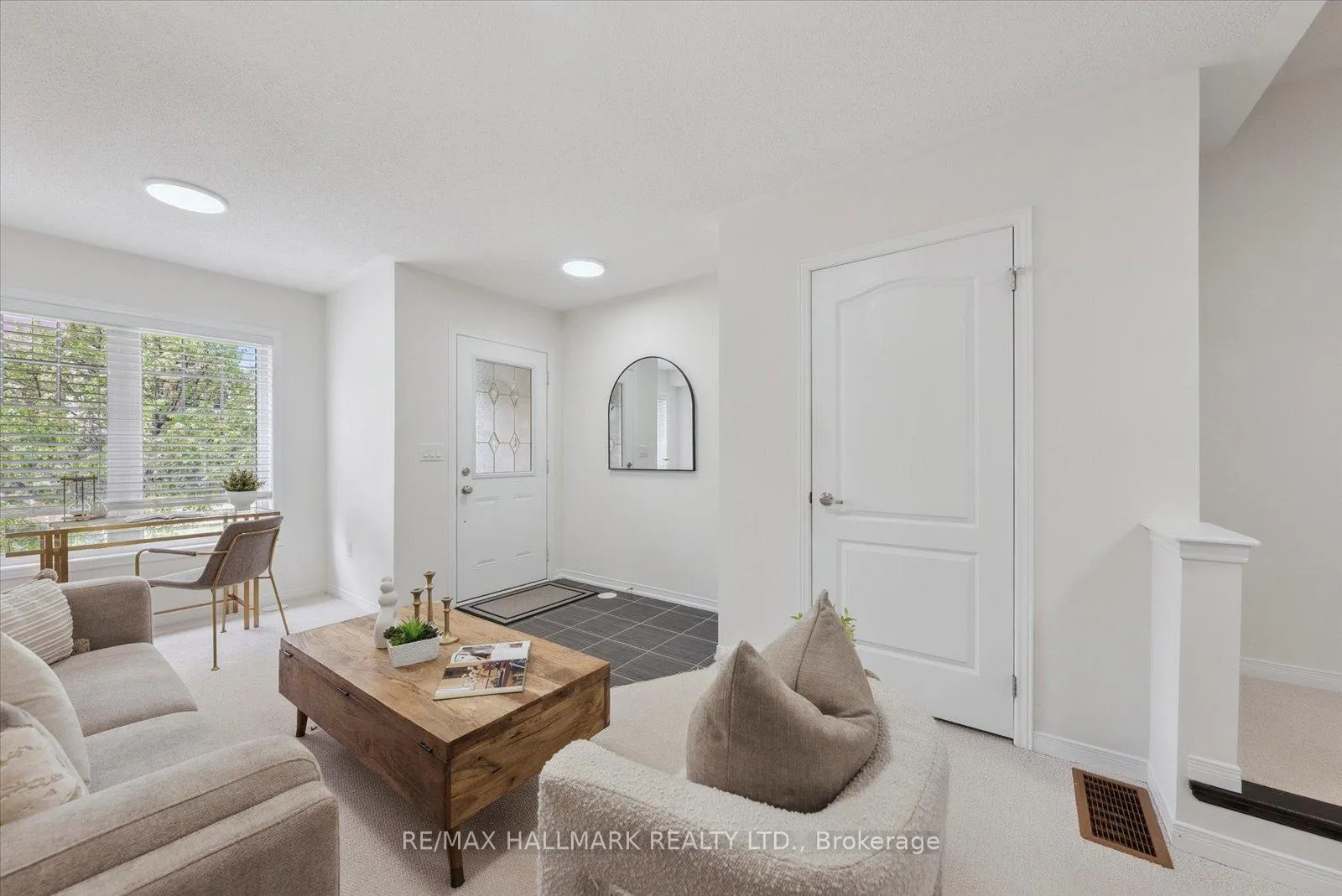 Photo 5 of 17 Valliere Drive, Markham, Berczy — HOMEH