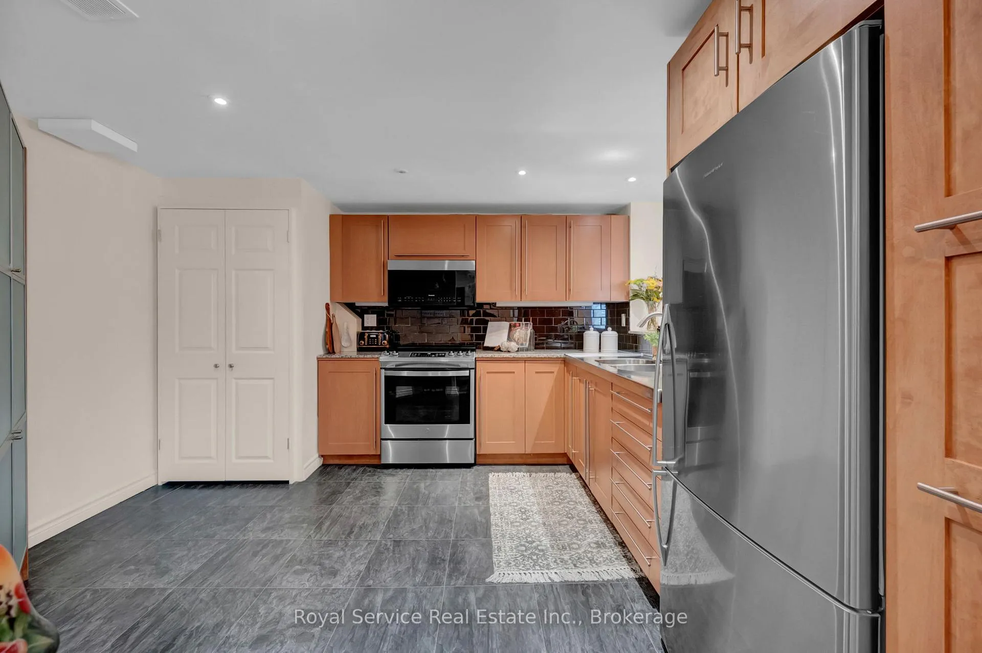 Photo 7 of Unit 910, 360 Watson Street W, Whitby, Port Whitby — HOMEH