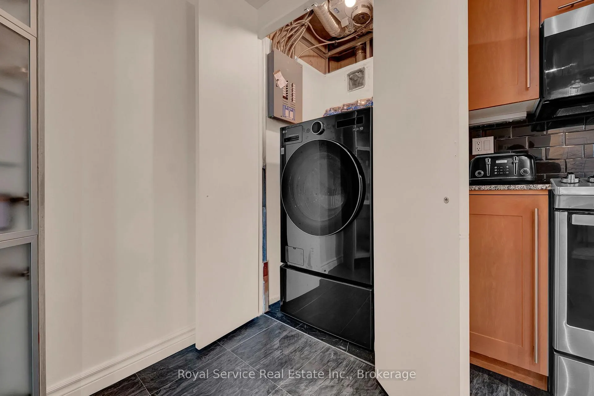 Photo 9 of Unit 910, 360 Watson Street W, Whitby, Port Whitby — HOMEH