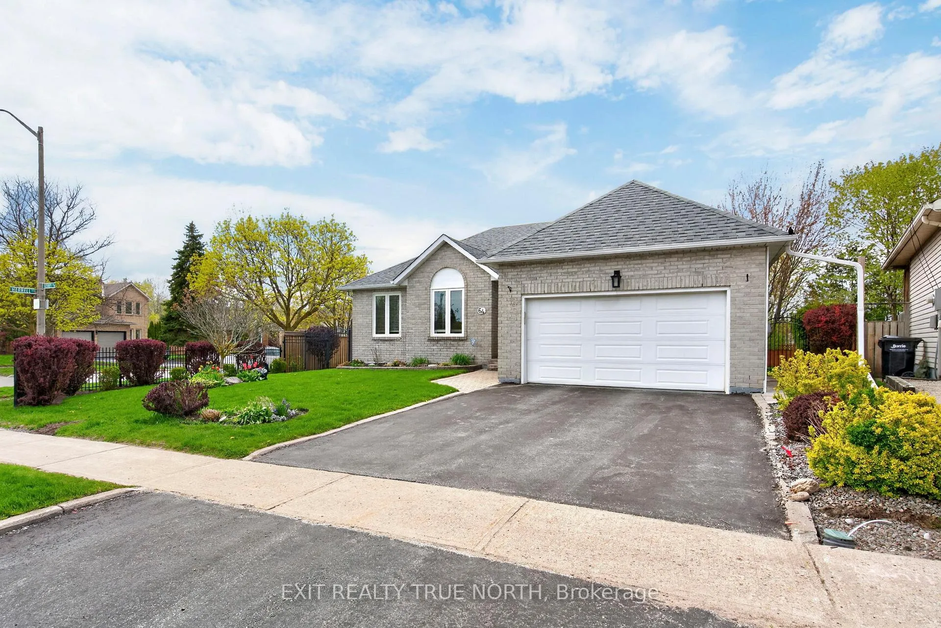 Photo 2 of 64 Gosney Crescent, Barrie, Painswick North — HOMEH