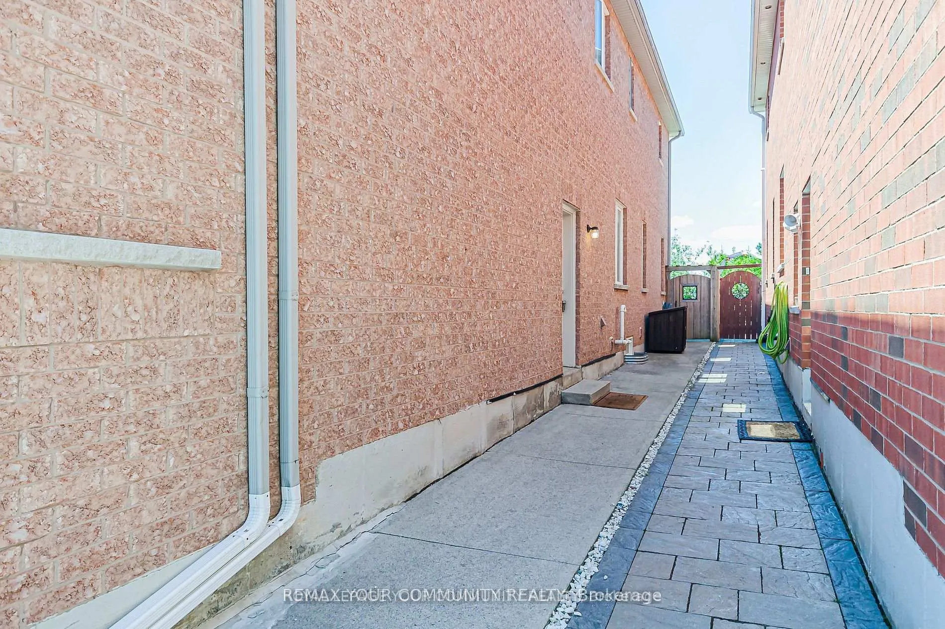 Photo 2 of Unit Basement, 6 Round Hill Court S, Markham, Box Grove — HOMEH