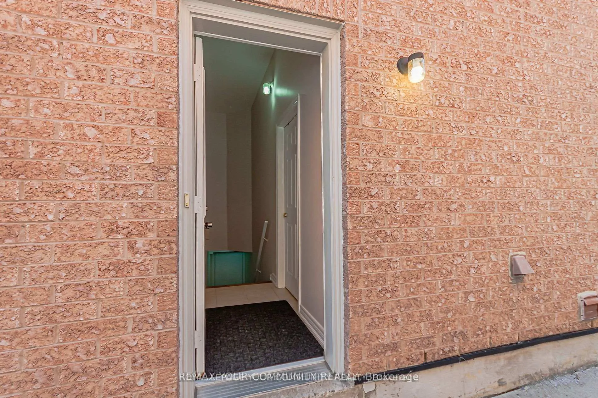 Photo 3 of Unit Basement, 6 Round Hill Court S, Markham, Box Grove — HOMEH