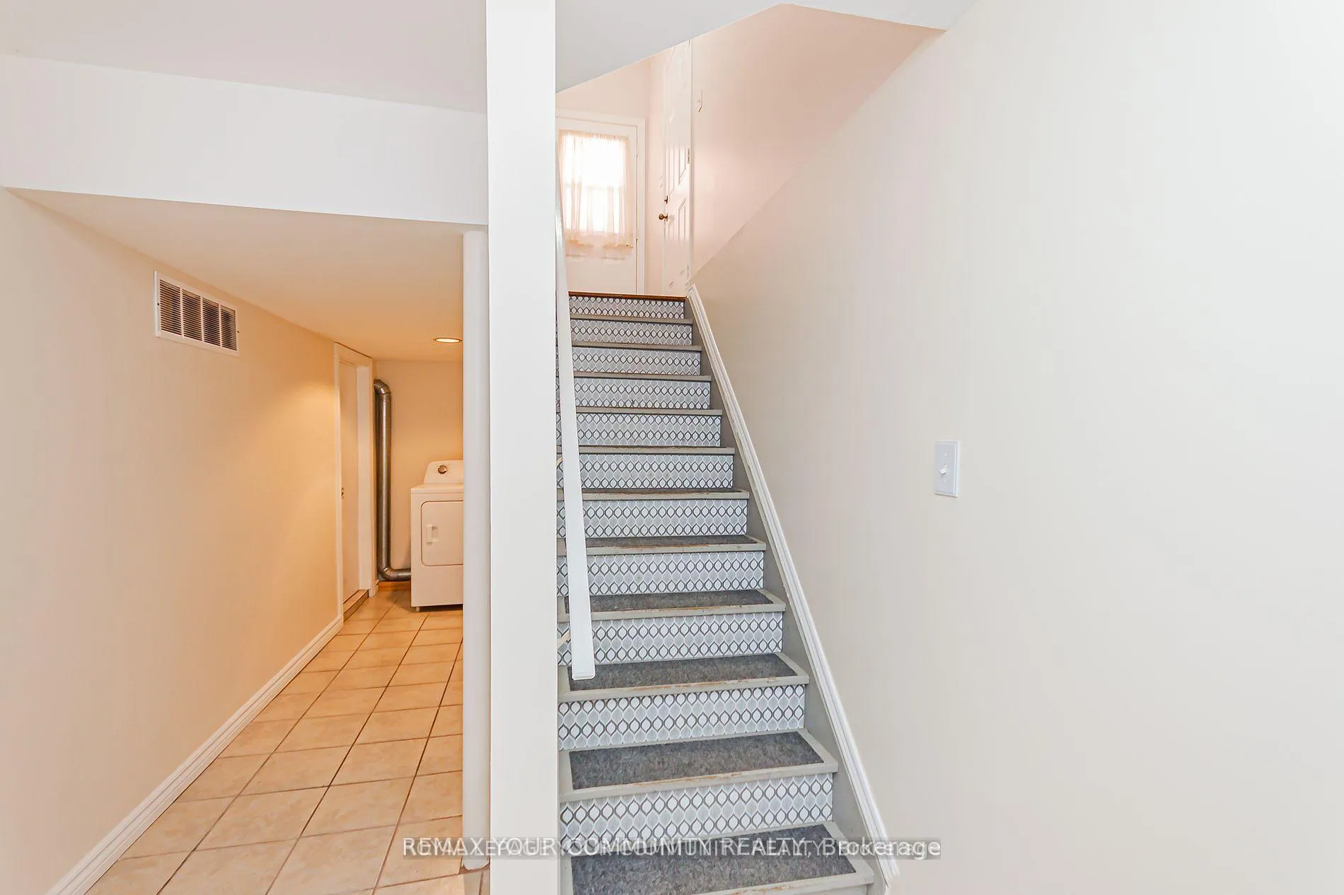 Photo 5 of Unit Basement, 6 Round Hill Court S, Markham, Box Grove — HOMEH