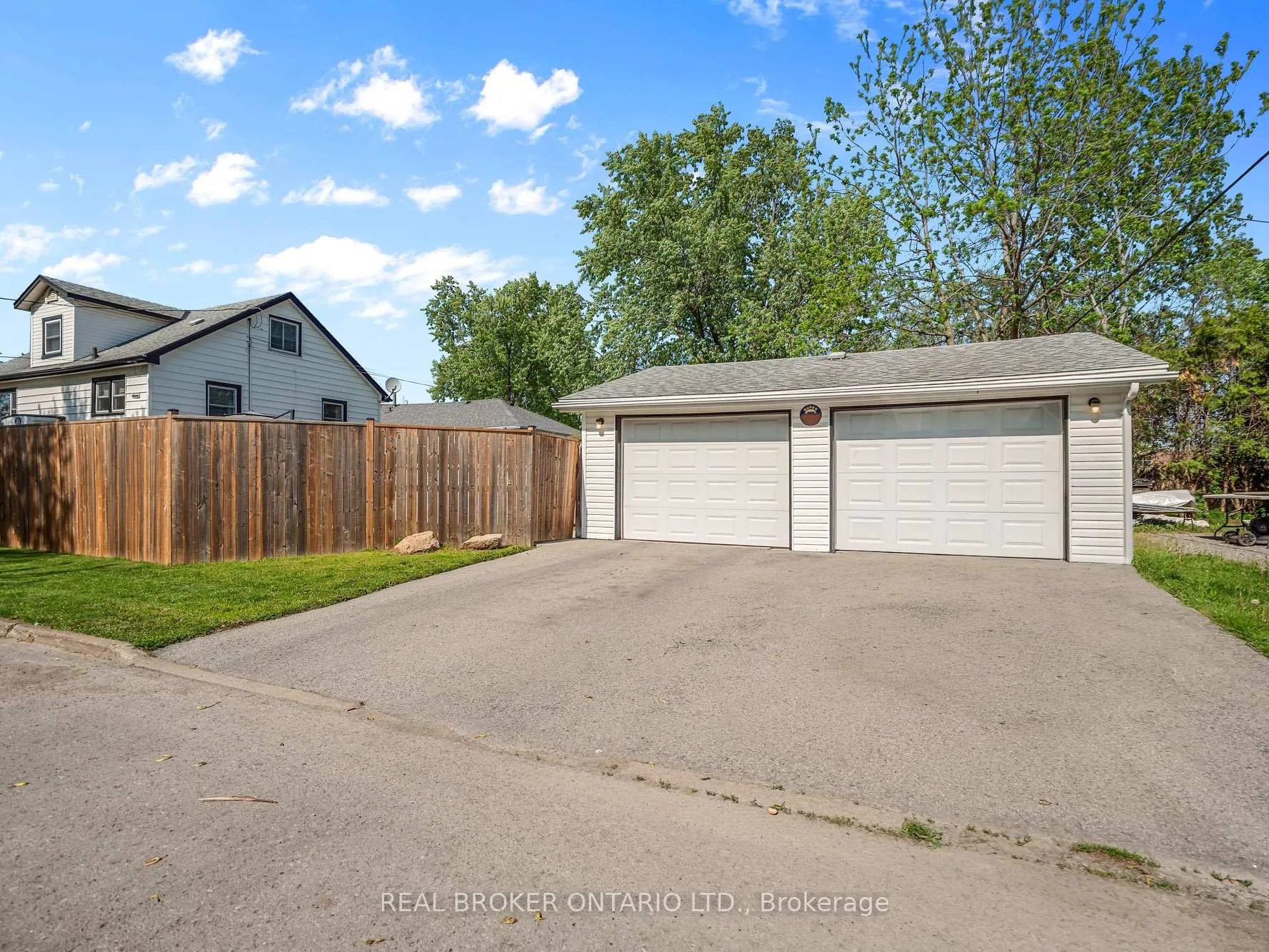 Photo 3 of 21 Hilda Street, St. Catharines, Western Hill — HOMEH