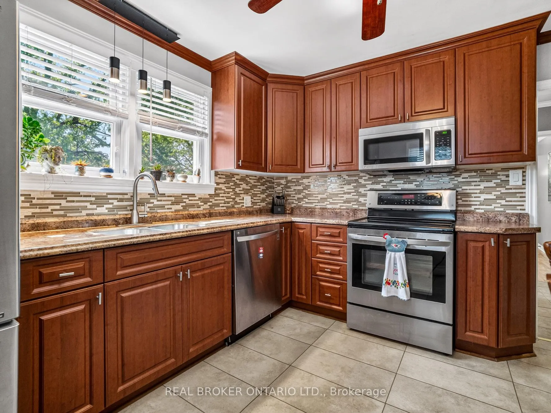 Photo 8 of 21 Hilda Street, St. Catharines, Western Hill — HOMEH